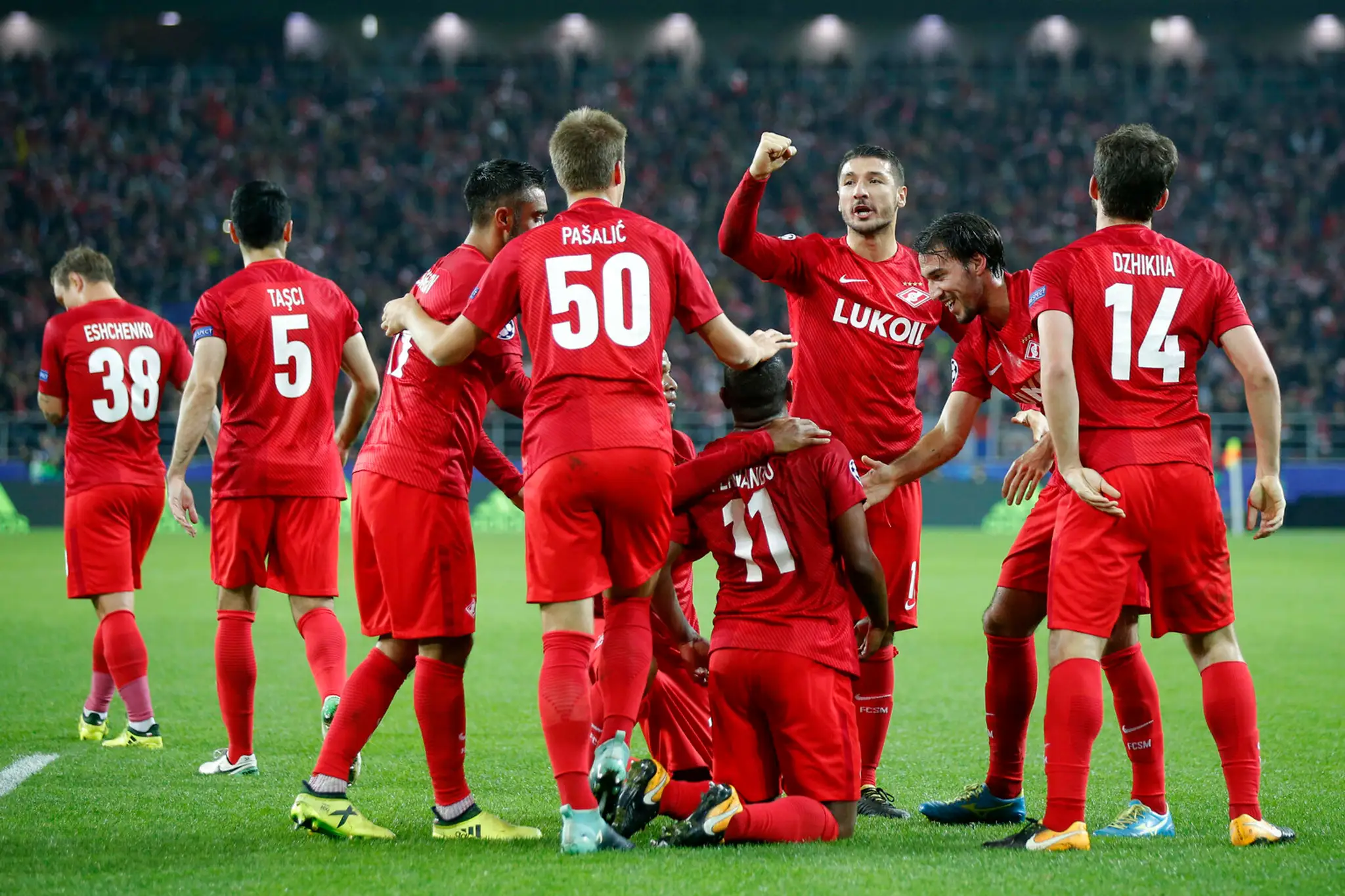 Jean-Kévin Augustin (vľavo) z Lipska padá v súboji s Duškom Tošičom z Besiktasu (dole) v dueli LM.