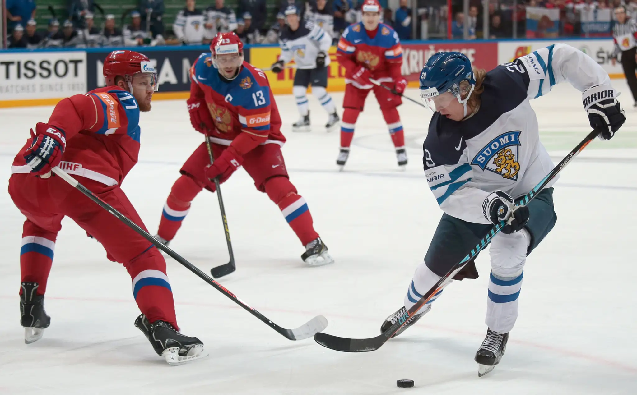 Ruský hráč Anton Belov a hráč Fínska Patrik Laine (vpravo) v súboji o puk v semifinálovom zápase MS v Rusku.