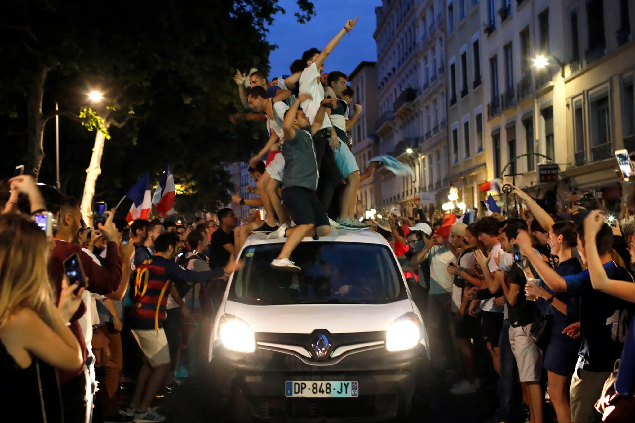 Francúzski fanúšikovia sú vo vytržení Parížania po postupe národného tímu do finále MS 2018.