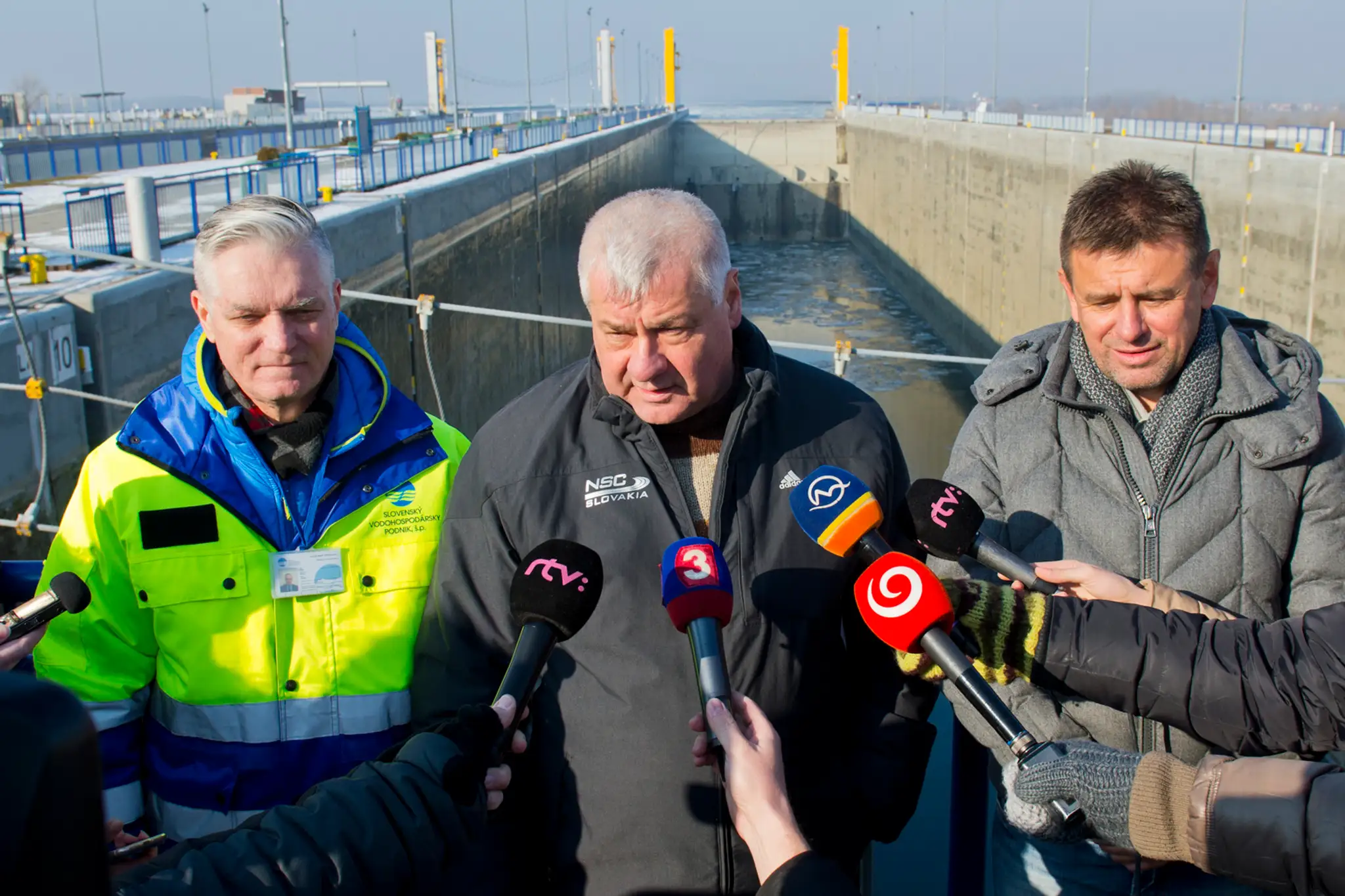 Riaditeľ Odštepného závodu SVP Jozef Dúcz, minister dopravy Arpád Érsek a minister životného prostredia László Sólymos.
