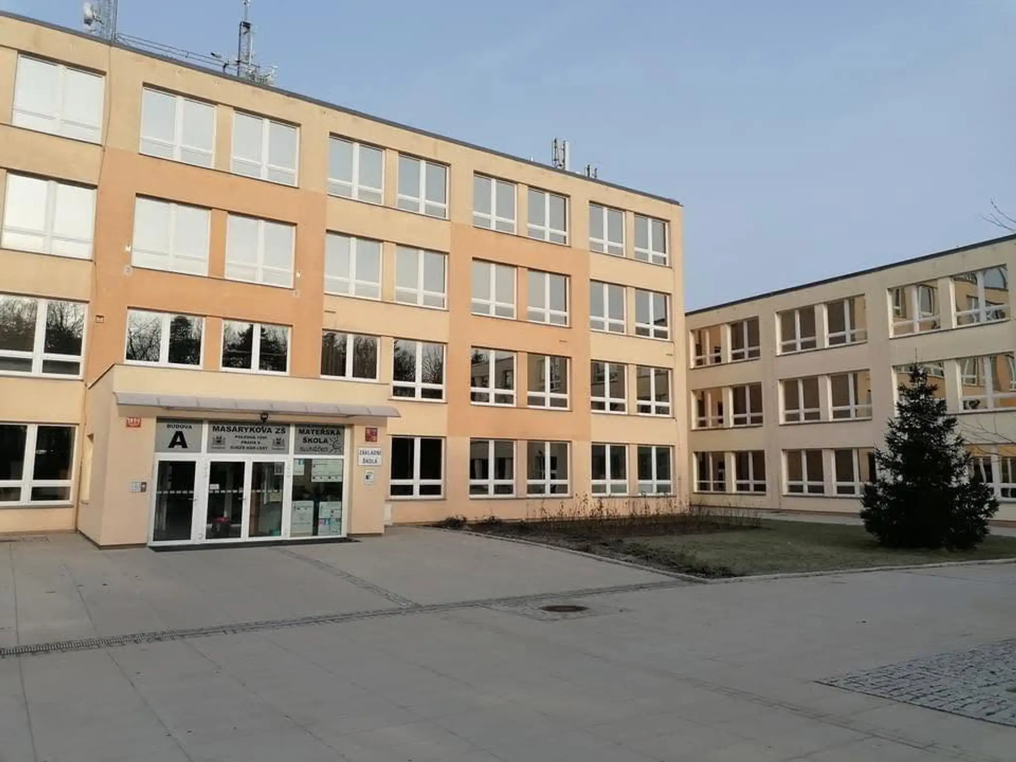 Masarykova základní škola - Újezd nad Lesy.