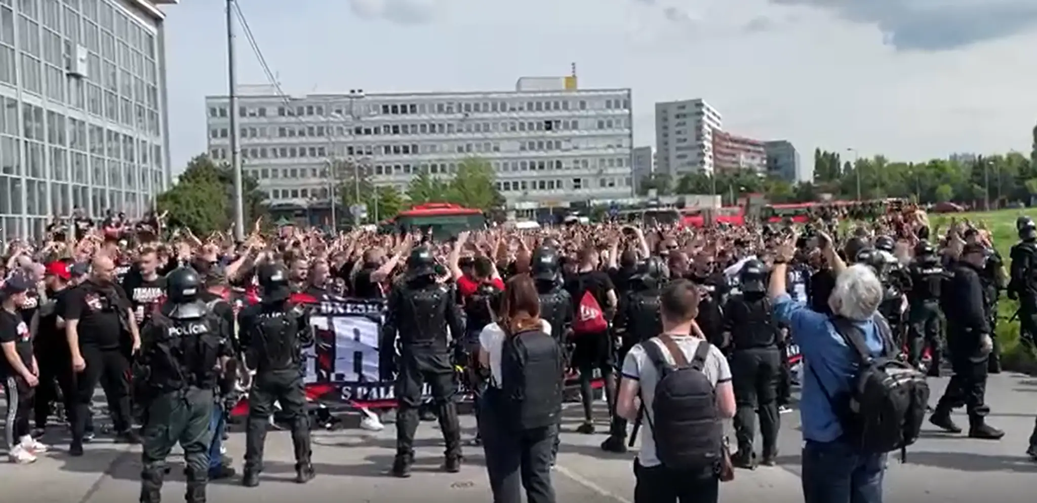 Príchod fanúšikov Trnavy do Bratislavy.