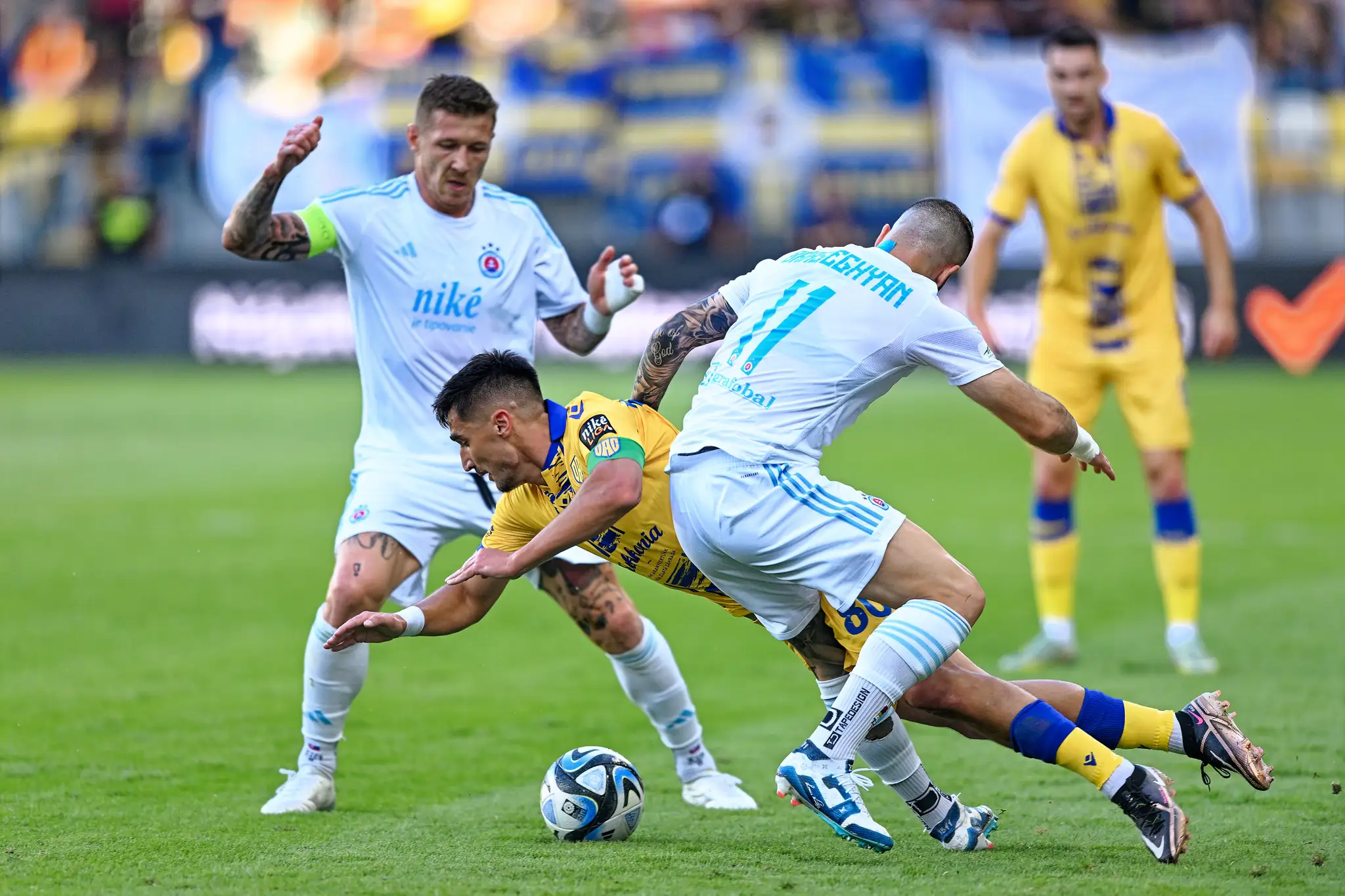 Zľava hráč Slovana Juraj Kucka, hráč DAC Željko Gavrič a hráč Slovana Tigran Barseghjan v zápase 7. kola Niké ligy.