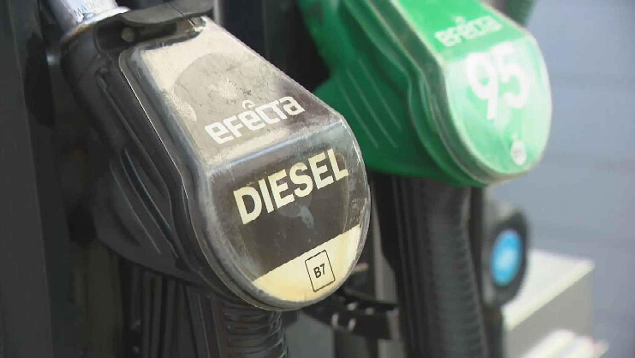 Diesel a benzín na čerpacej stanici.