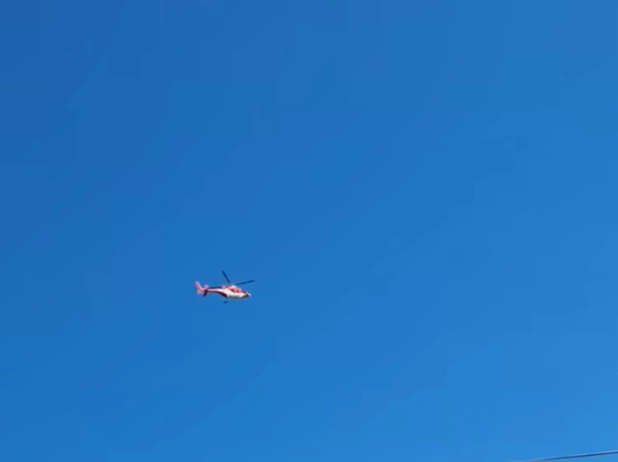 Na mieste zasahuje aj vrtuľník.