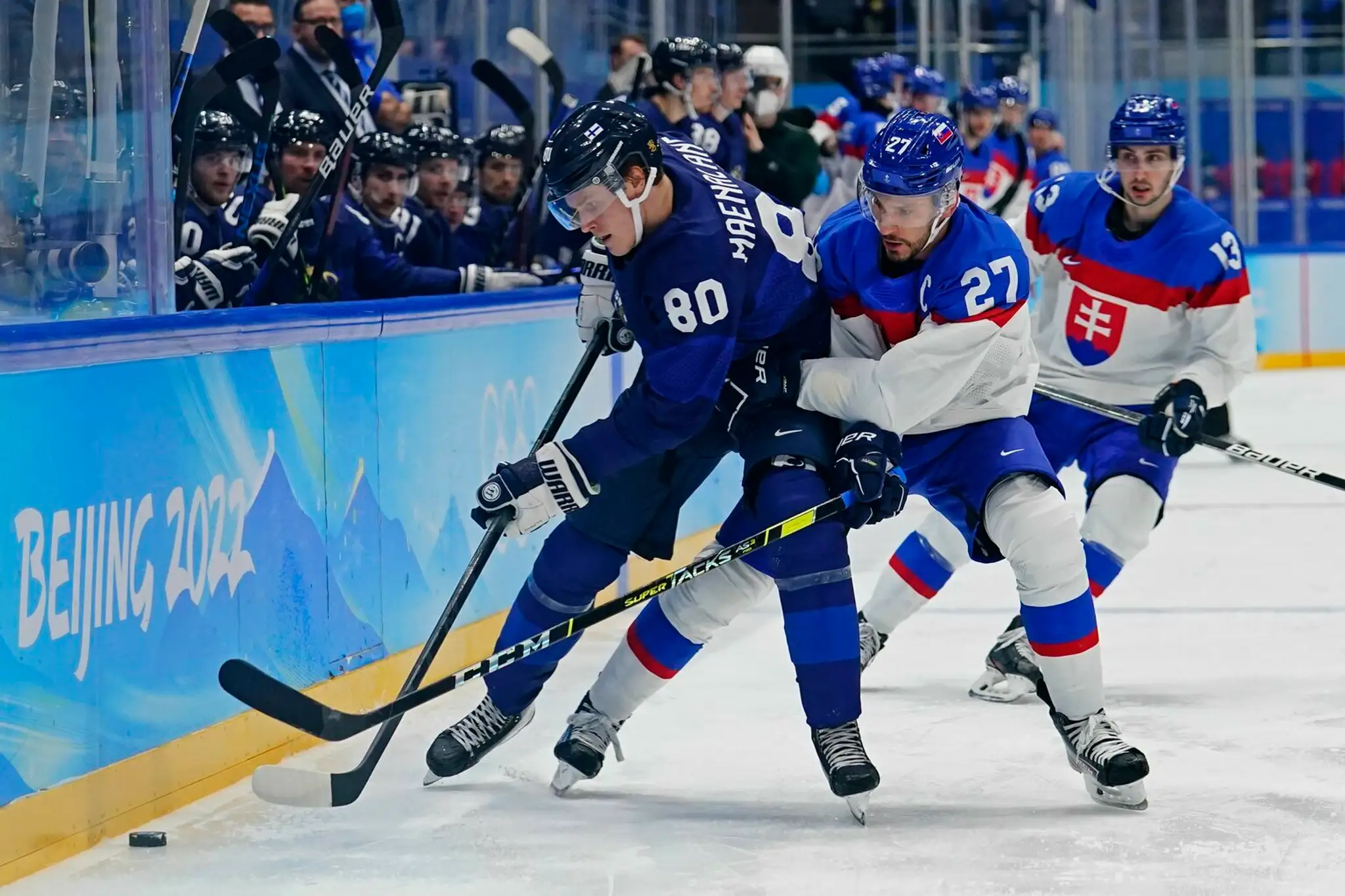 Zľava Fín Saku Maenalanen a Marek Hrivík v dueli ZOH 2022.