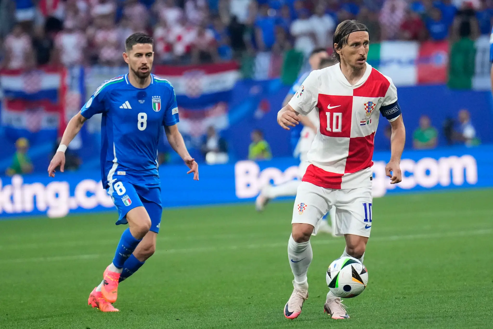 Sprava Chorvát Luka Modrič a Talian Jorginho v zápase na ME 2024.