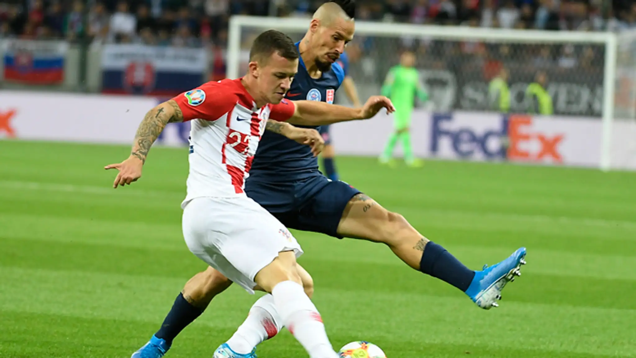 Róbert Mak (uprostred) padá pred bránou chorvátskeho súpera, vpravo Chorvát Ivan Perišič.