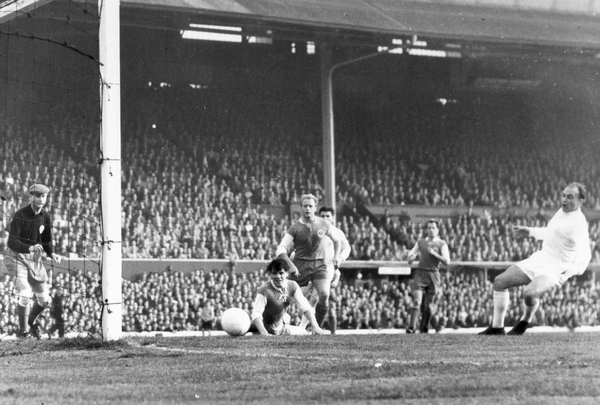 Na archívnej snímke z 18. mája 1960 Alfredo Di Stéfano z Real Madrid strieľa prvý gól počas finále EPM proti Eintrachtu Frankfur