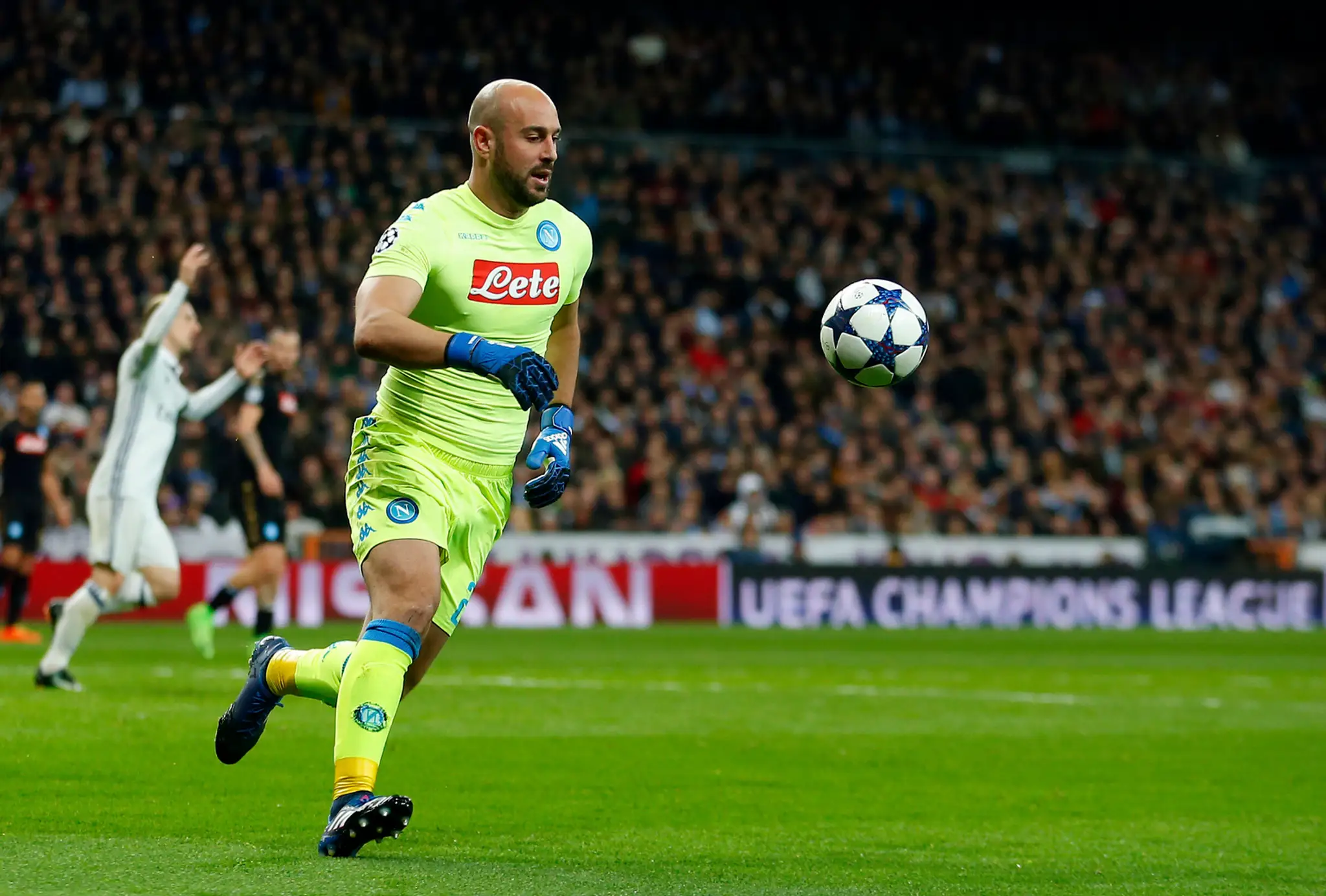 Gólman Neapola Pepe Reina počas osemfinále LM proti Realu Madrid.