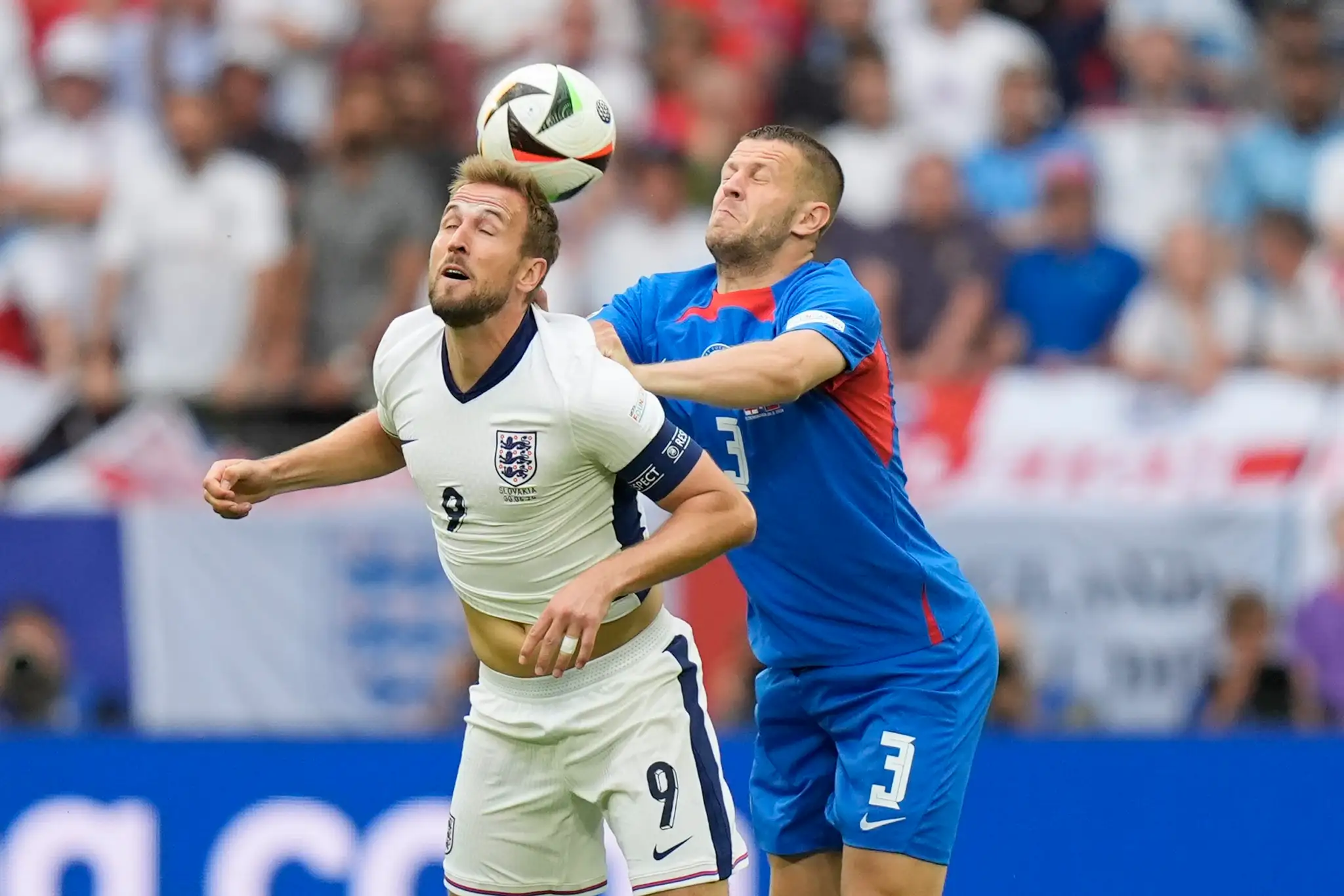 Zľava Angličan Harry Kane v súboji s Denisom Vavrom v osemfinále ME 2024.