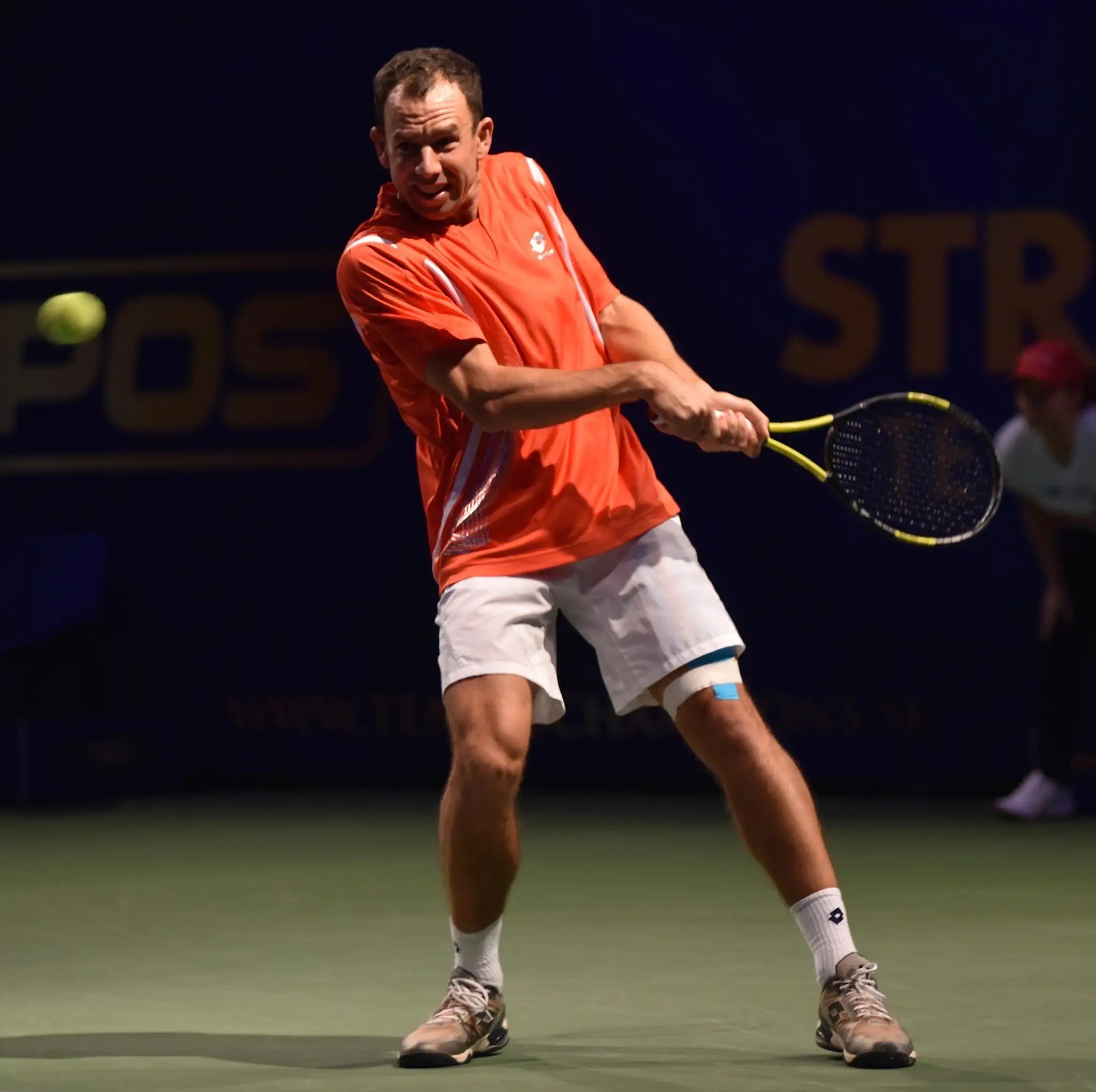 Dominik Hrbatý v zápase proti Radkovi Štěpánkovi počas tenisovej exhibície Tennis Champions.