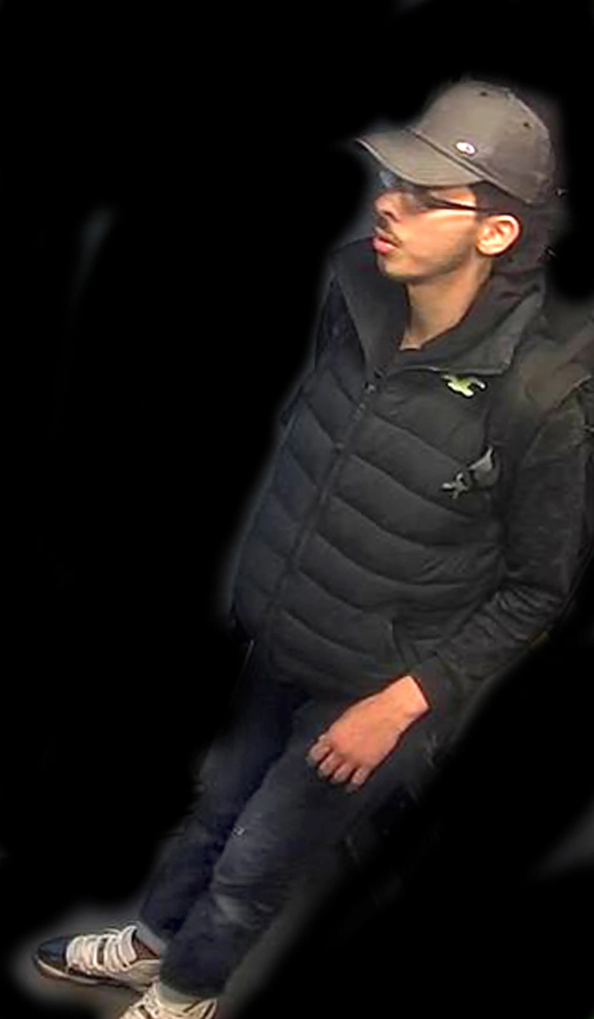 Fotografia útočníka z Manchestru krátko pred tým, ako mu explodovala bomba v batohu.