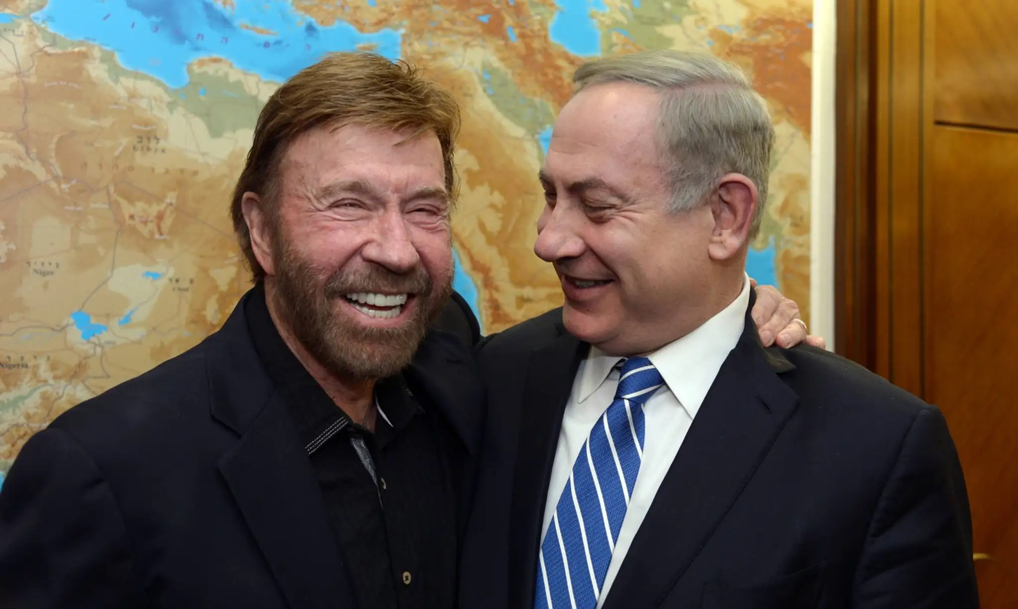Chuck Norris a Benjamin netanjahu na snímke z roku 2017.