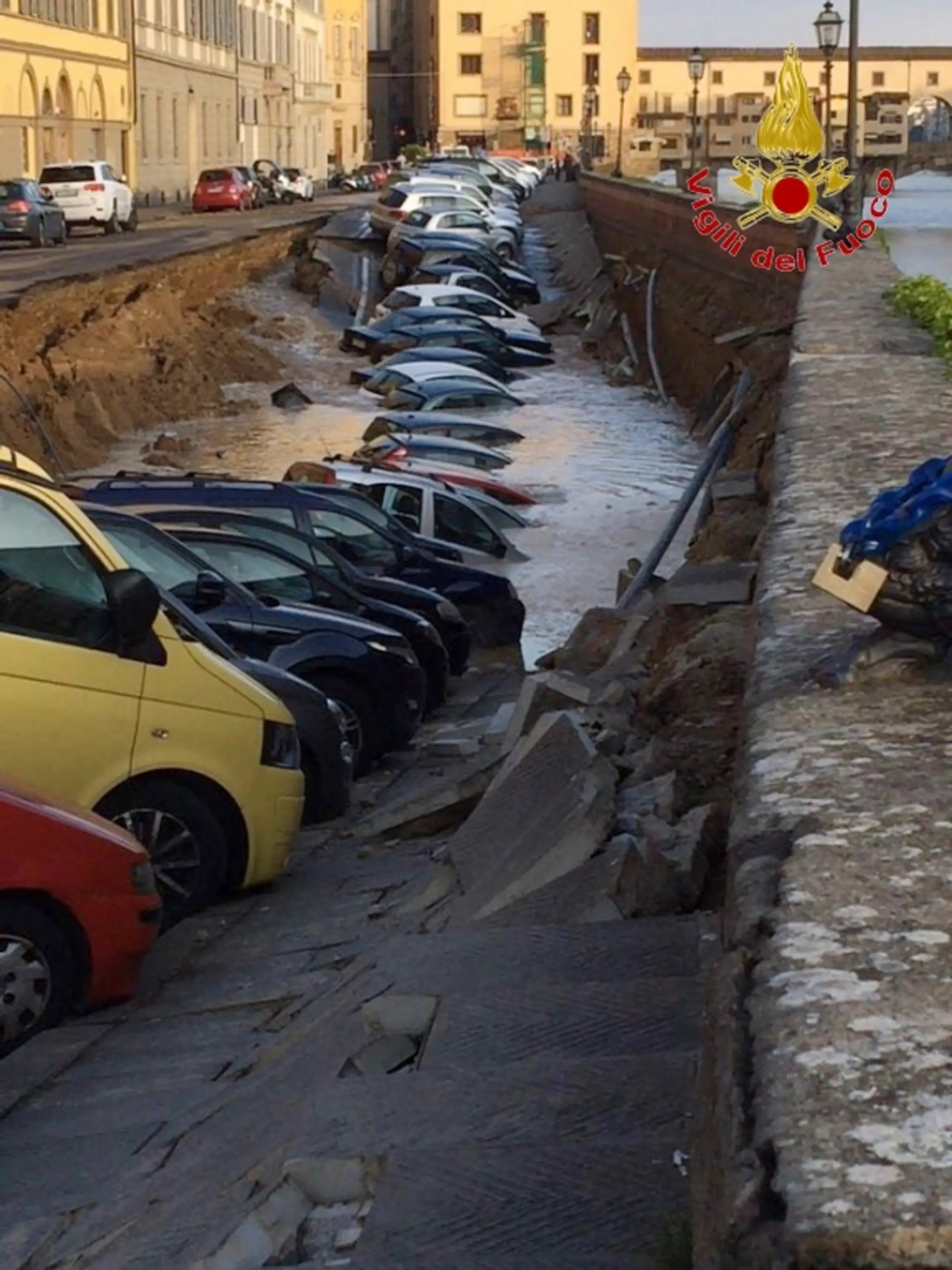 Automobily, ktoré sa ocitli v jame..jpg