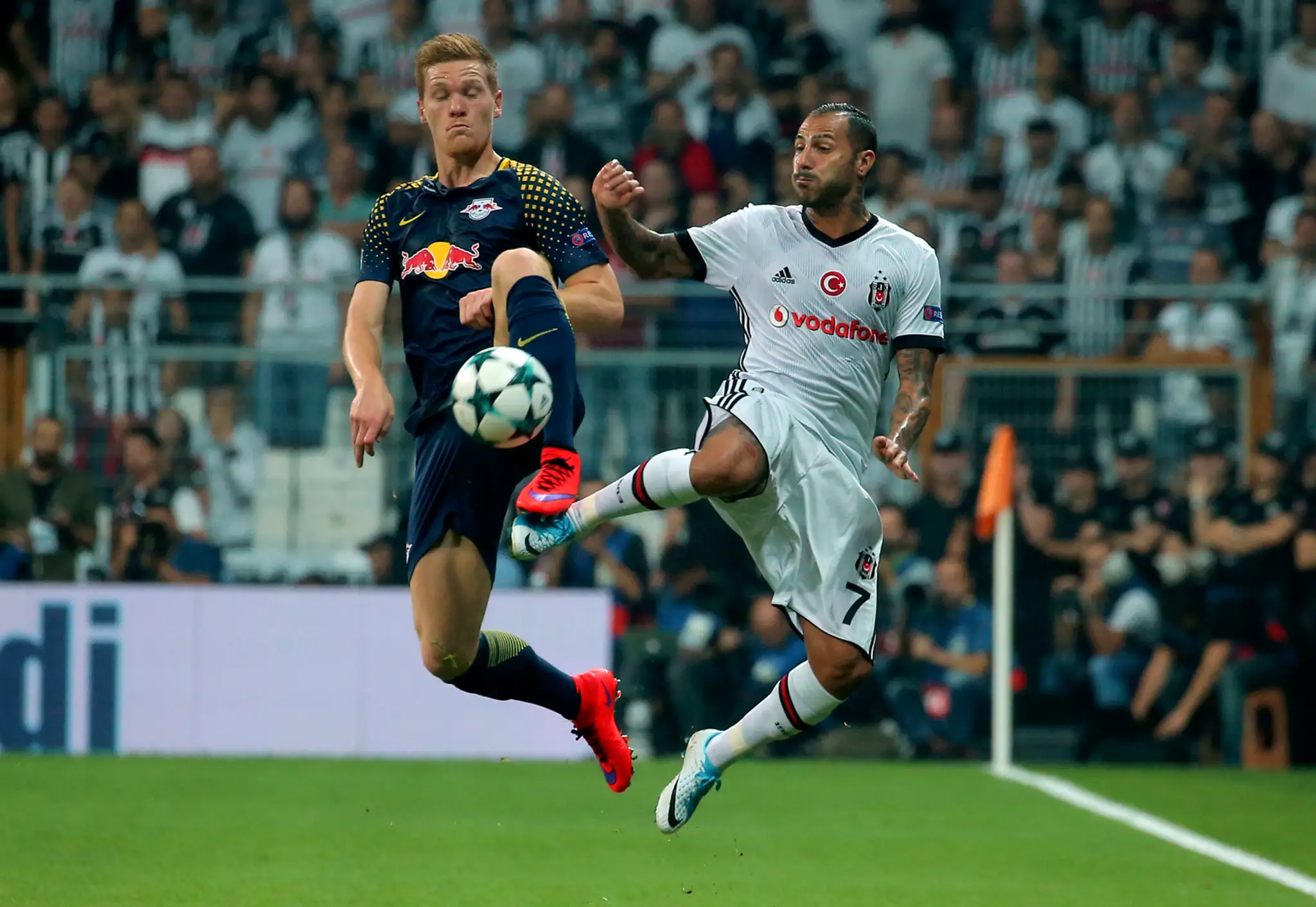 Jorginho (v modrom) z Neapolu si drží loptu pred hráčmi Feyenoordu v zápase LM.