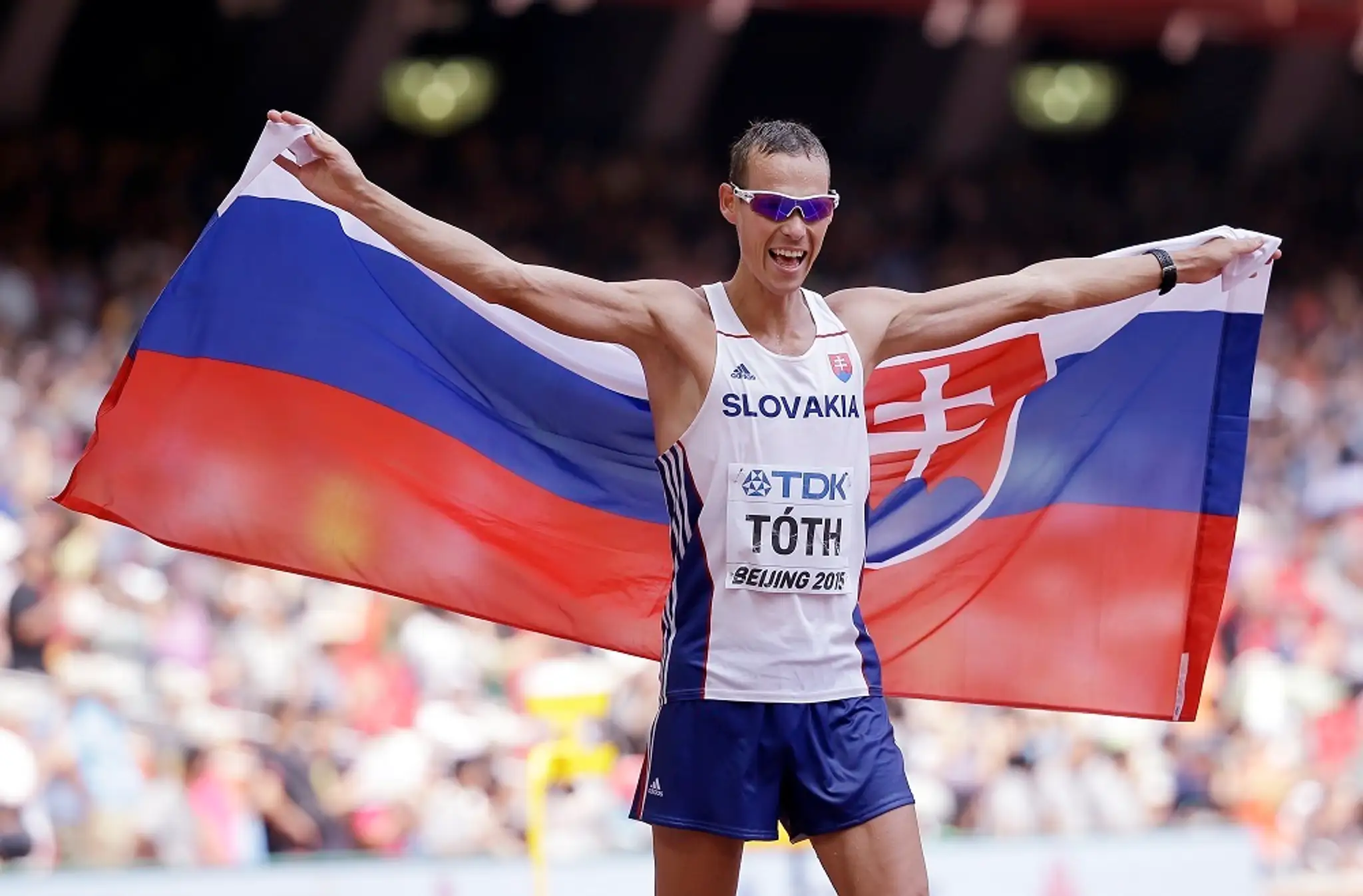 Matej Tóth oslavuje titul majstra sveta v chôdzi na 50 km na MS v atletike v čínskom v Pekingu