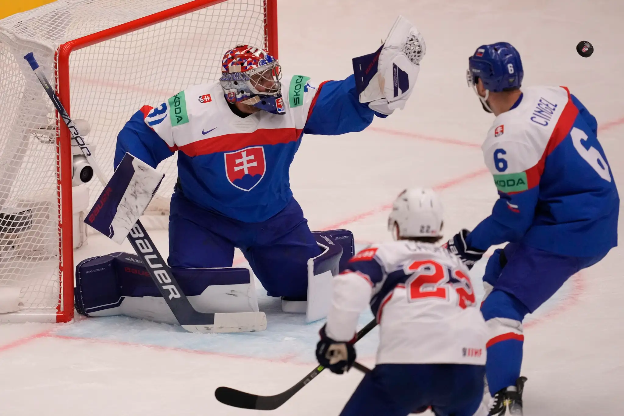 Samuel Hlavaj chytá pokus Američana Colea Caufielda na MS 2024.