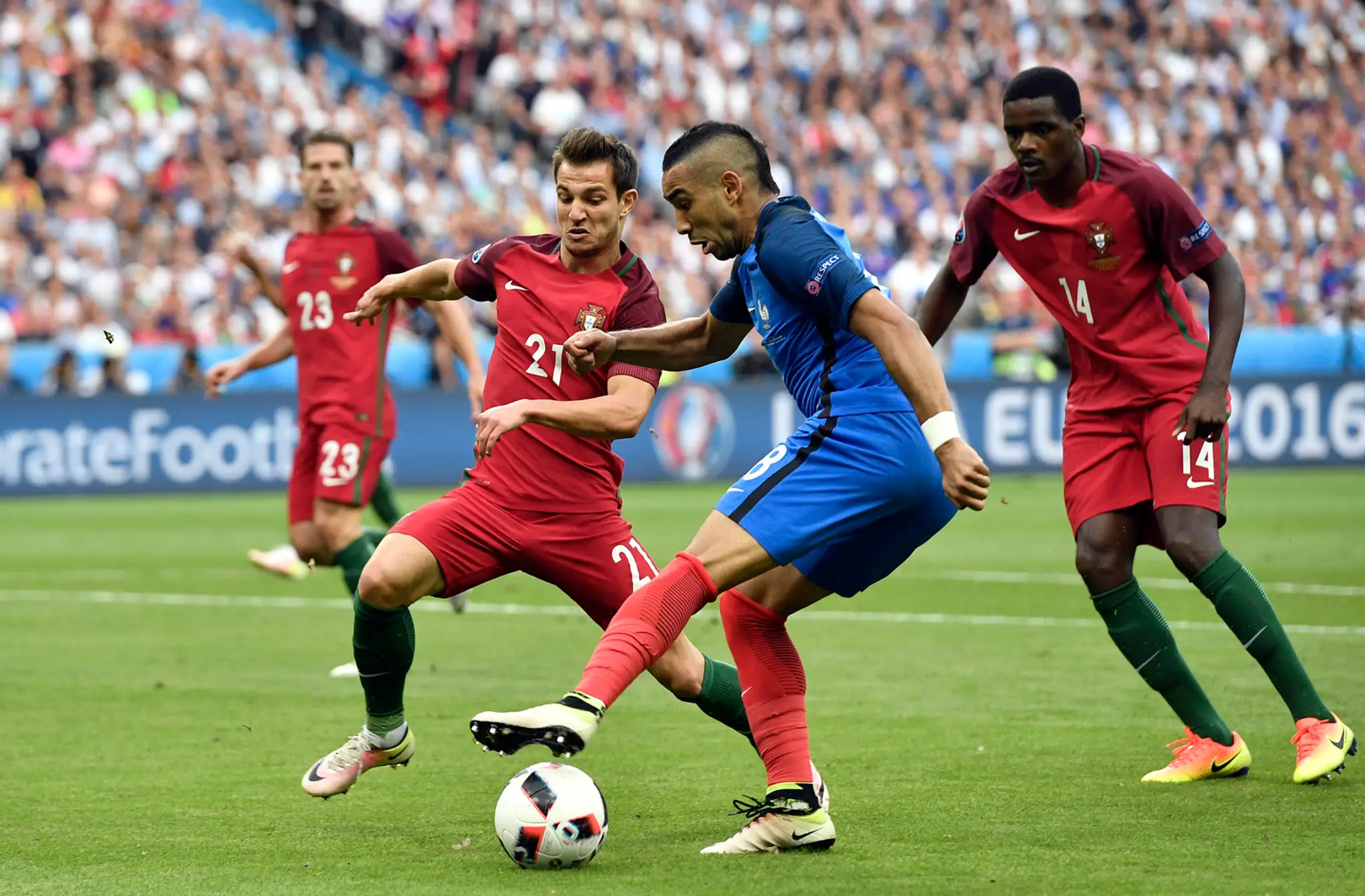 Hviezda ME Dimitri Payet z Francúzska (v modrom) v súboji so Cedricom vo finále ME proti Portugalsku.