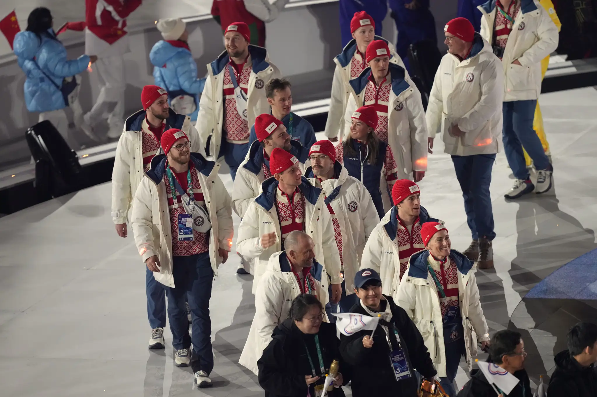 Na snímke nórski športovci prichádzajú počas záverečného ceremoniálu.