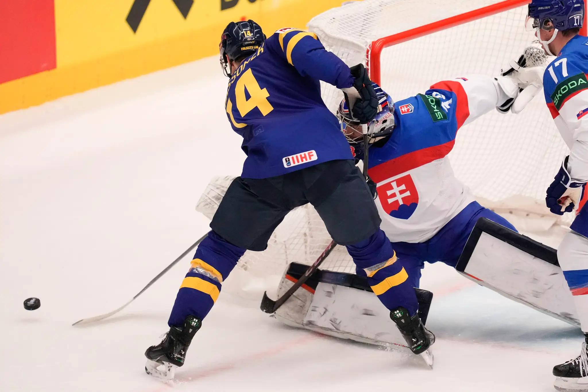 Švéd Joel Erikson Ek zoči-voči pred slovenským brankárom Stanislavom Škorvánkom na MS 2024.