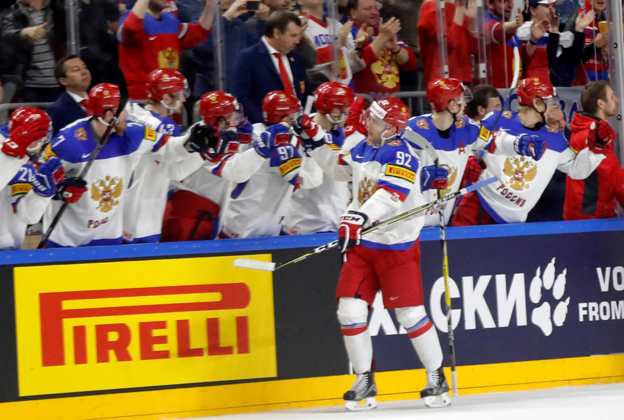 Jevgenij Kuznecov (na ľade) prijíma gratulácie od ruských spoluhráčv po góle v semifinále MS 2017 proti Kanade.