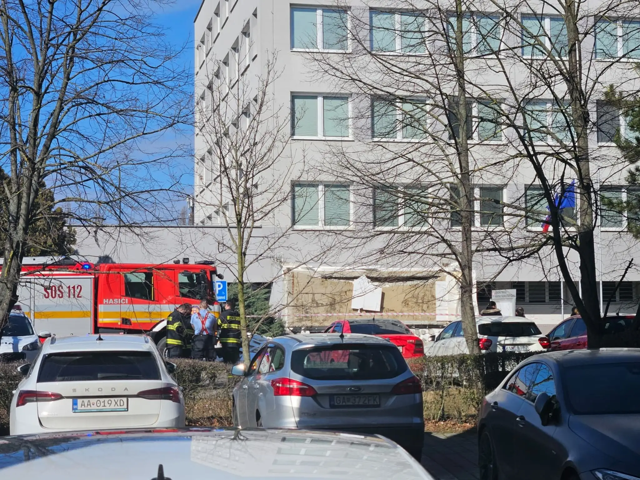 V Komárne sa zrútila časť strechy budovy klientskeho centra