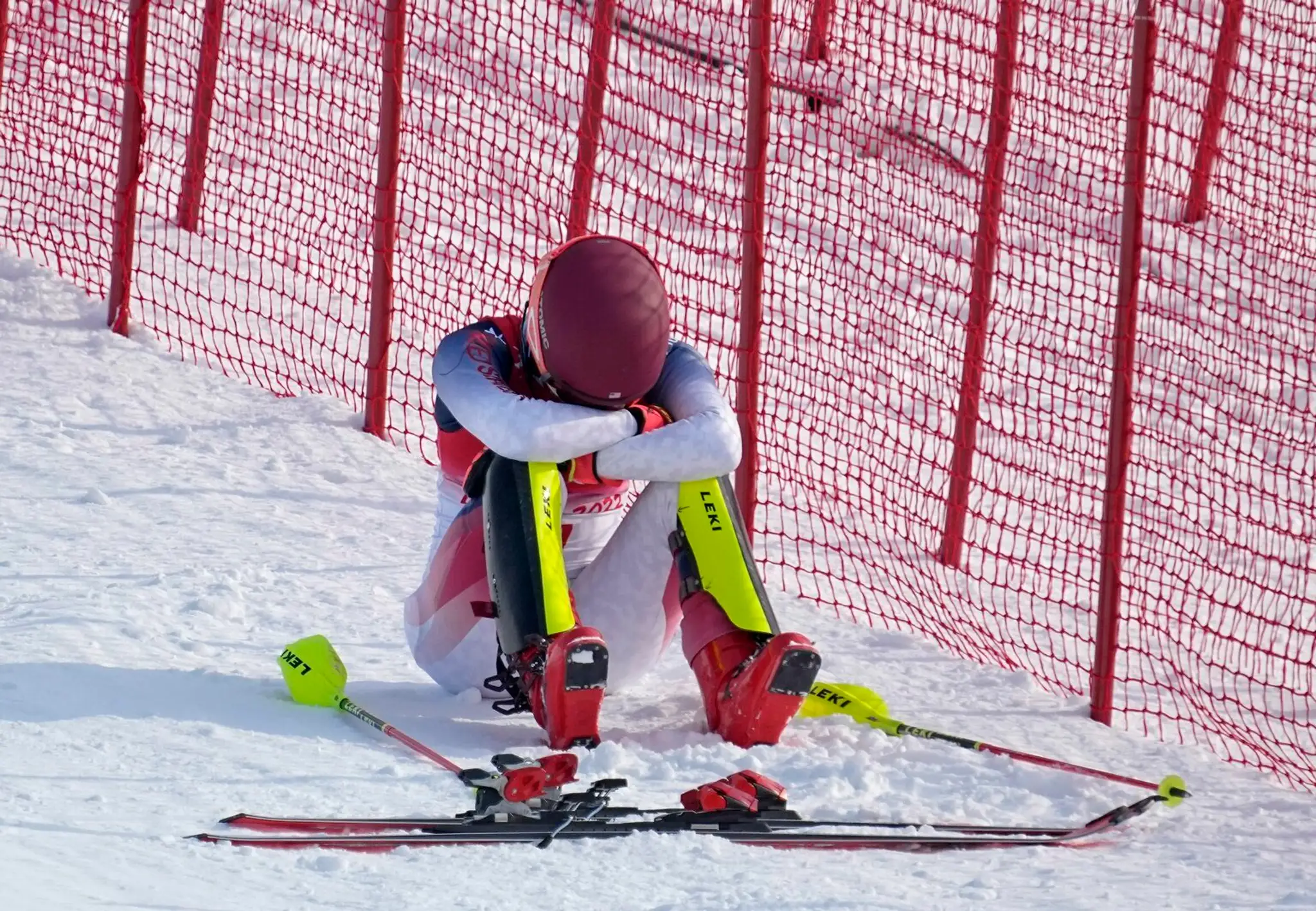 Americká lyžiarka Mikaela Shiffrinová reaguje po vypadnutí v 1. kole slalomu na ZOH 2022.