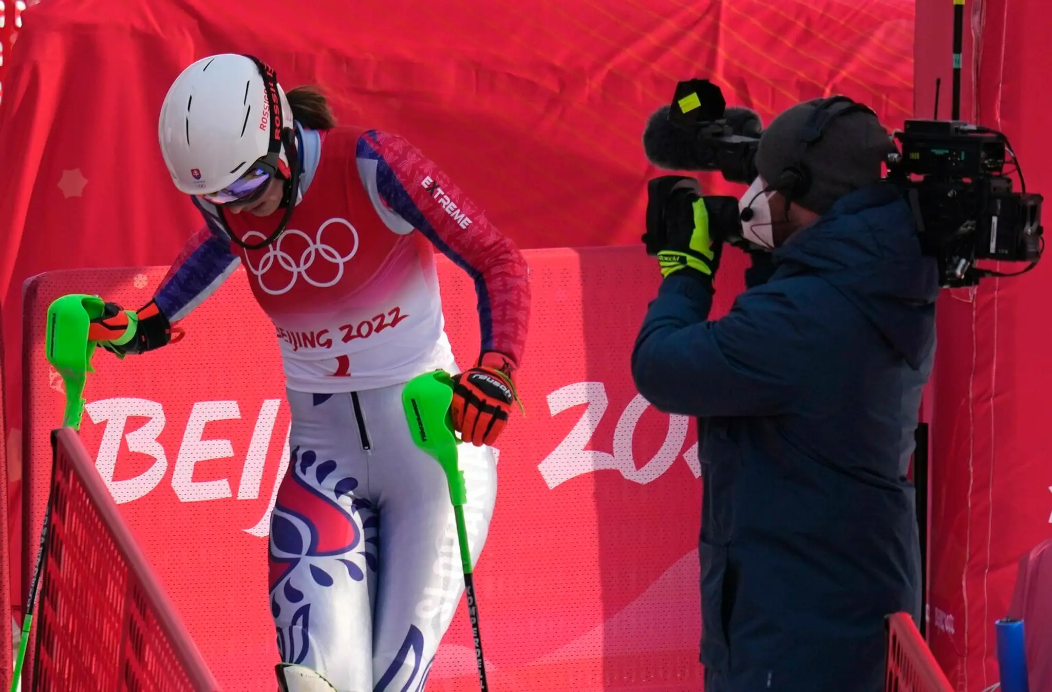 Slovenská lyžiarka Petra Vlhová reaguje po 1. kole slalomu na ZOH 2022.
