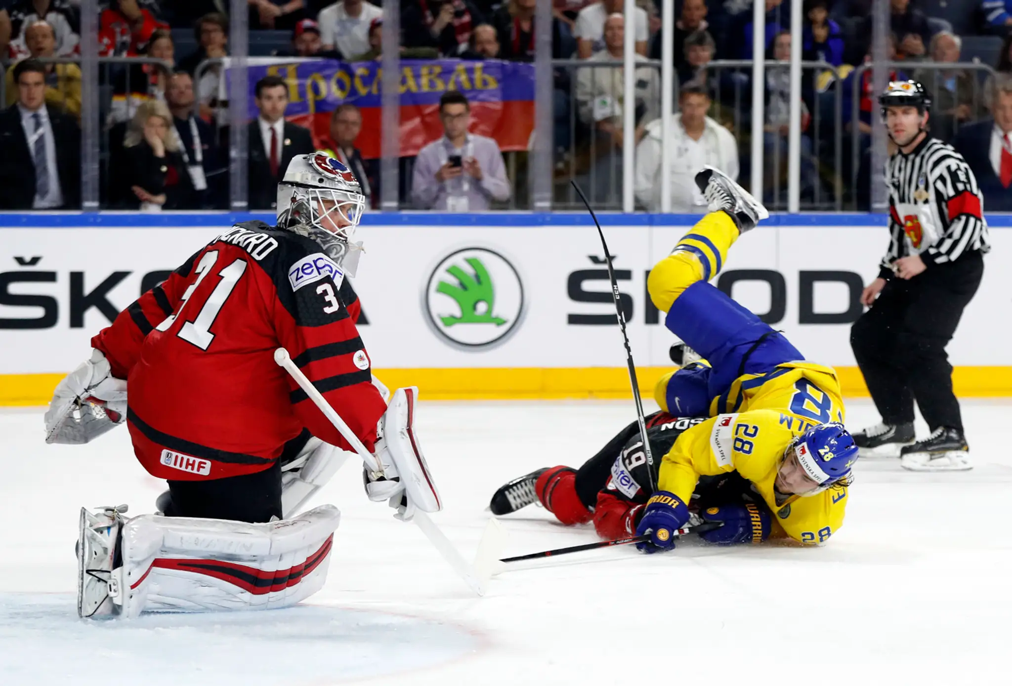 Švéd Elias Lindholm sa snažil ohroziť bránku Kanaďana Calvina Pickarda.