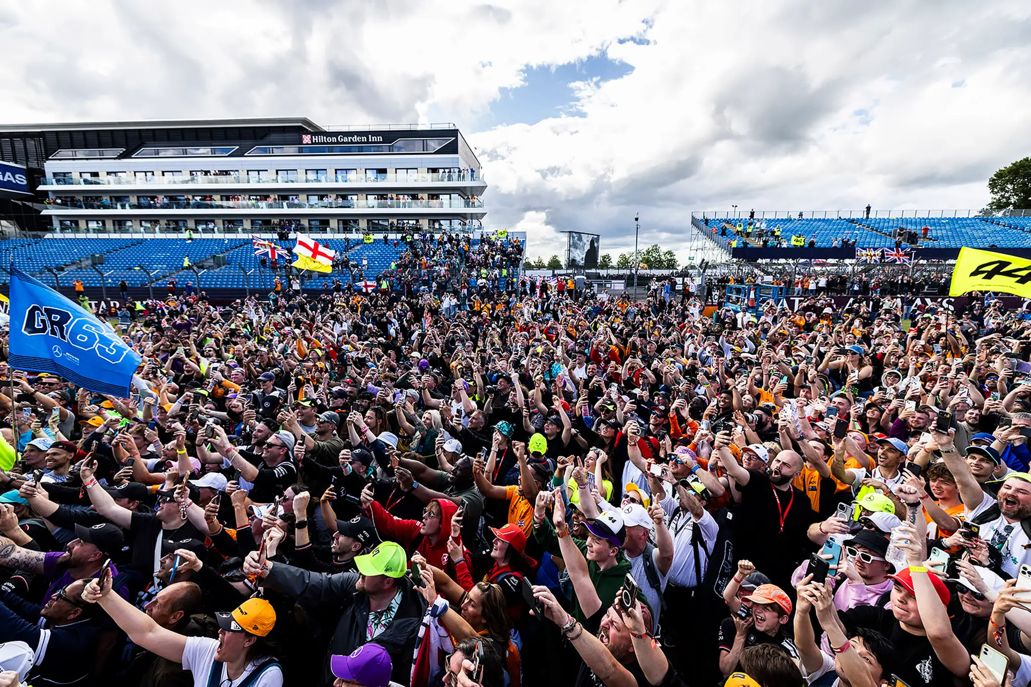 Na okruh Silverstone si našlo cestu množstvo fanúšikov.