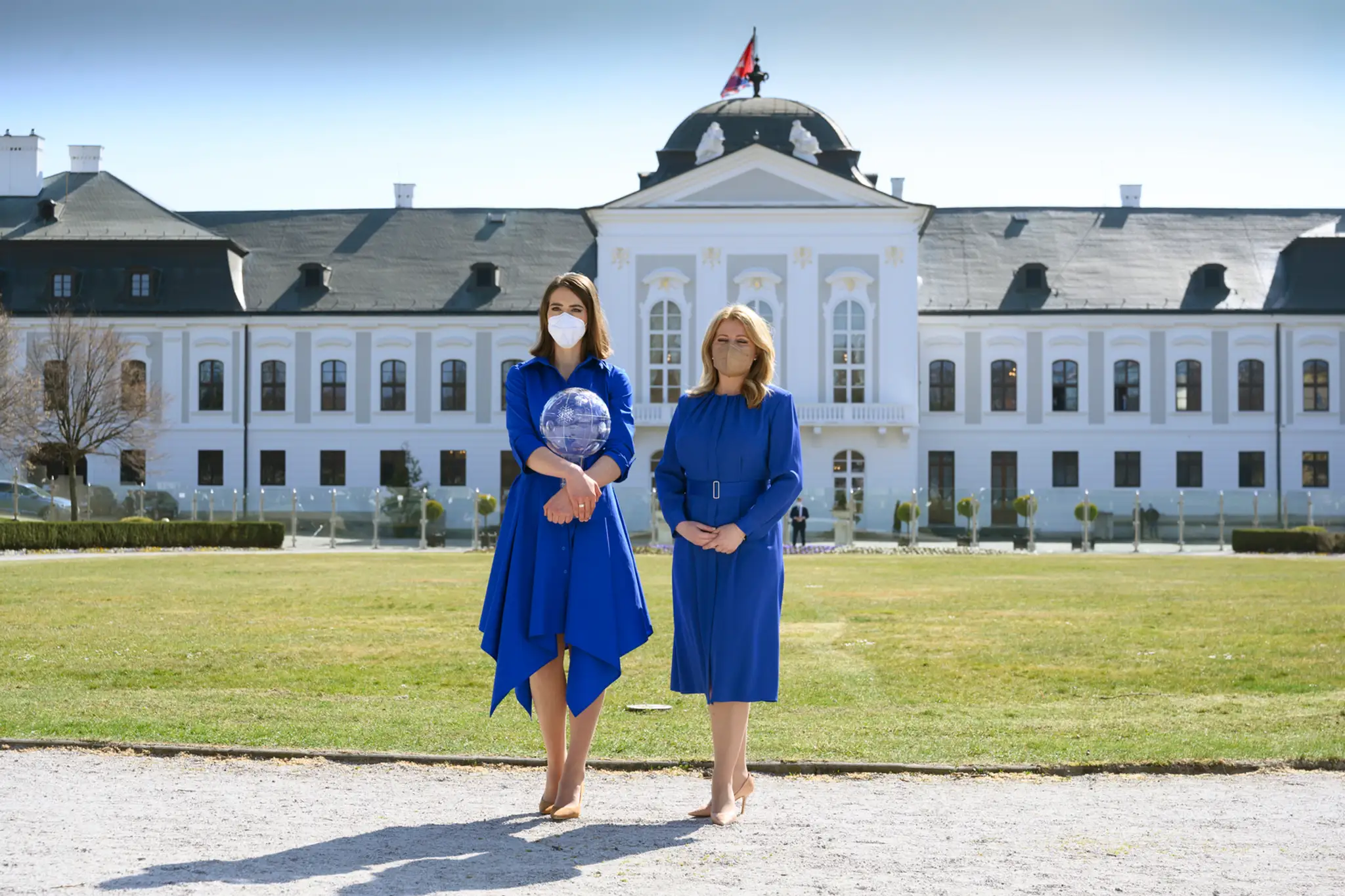 Na snímke vpravo prezidentka SR Zuzana Čaputová, ktorá prijala Petru Vlhovú v záhrade Prezidentského paláca.