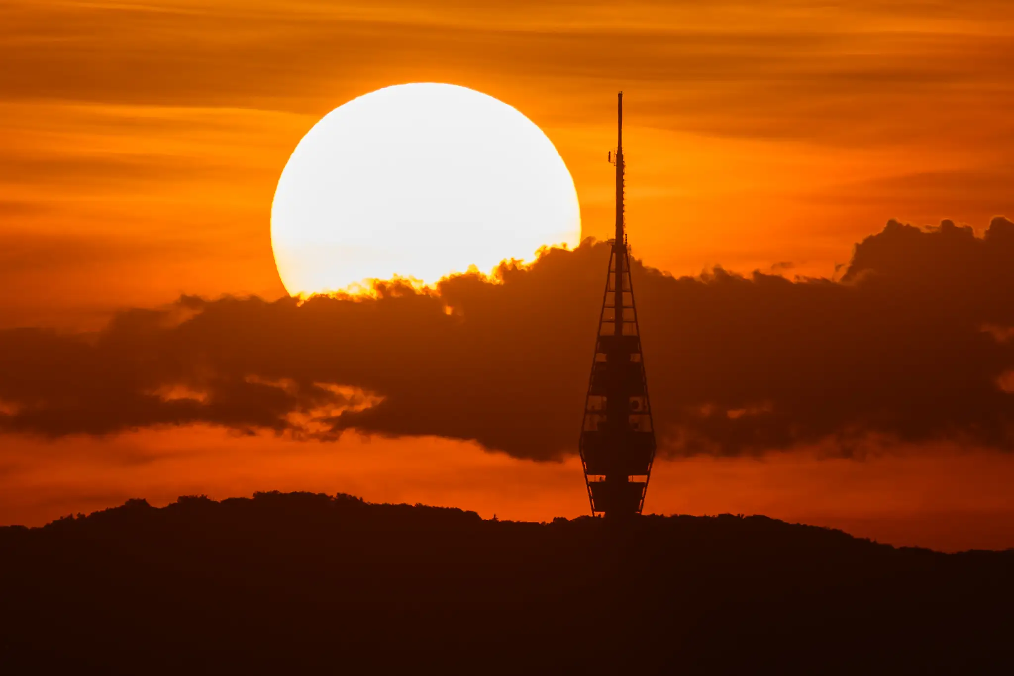 Na snímke z Mosta pri Bratislave pohľad na televíznu vežu Kamzík