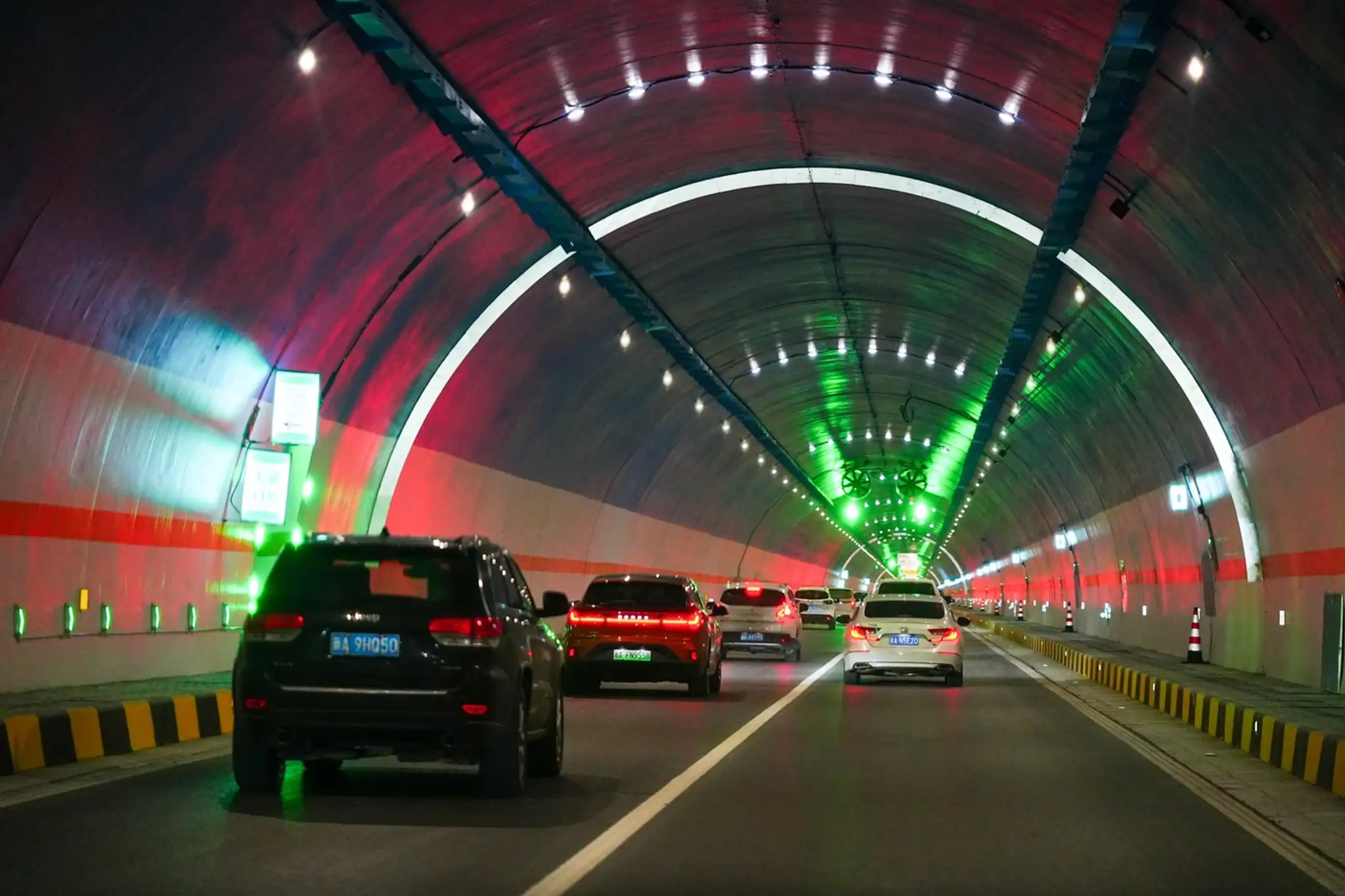 V Číne otvorili najdlhší diaľničný tunel sveta.
