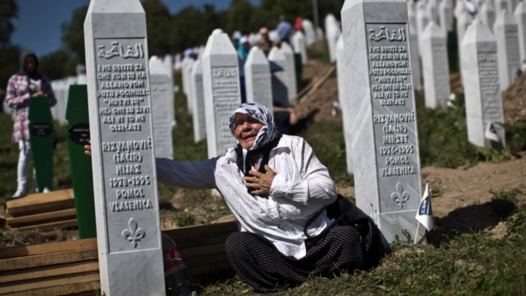 Žena plače pri hrobe člena rodiny v Potočari, neďaleko Srebrenice.