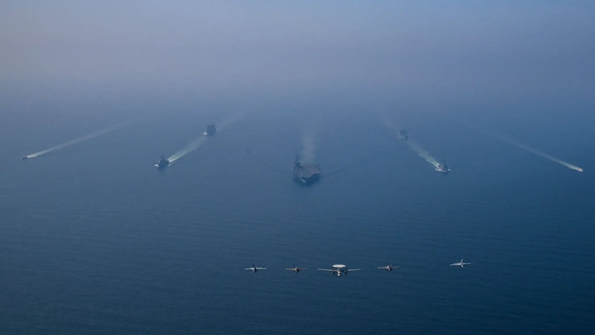 Letecký pohľad na údernú skupinu lietadlovej lode USS Abraham Lincoln počas operácie v Arabskom mori.