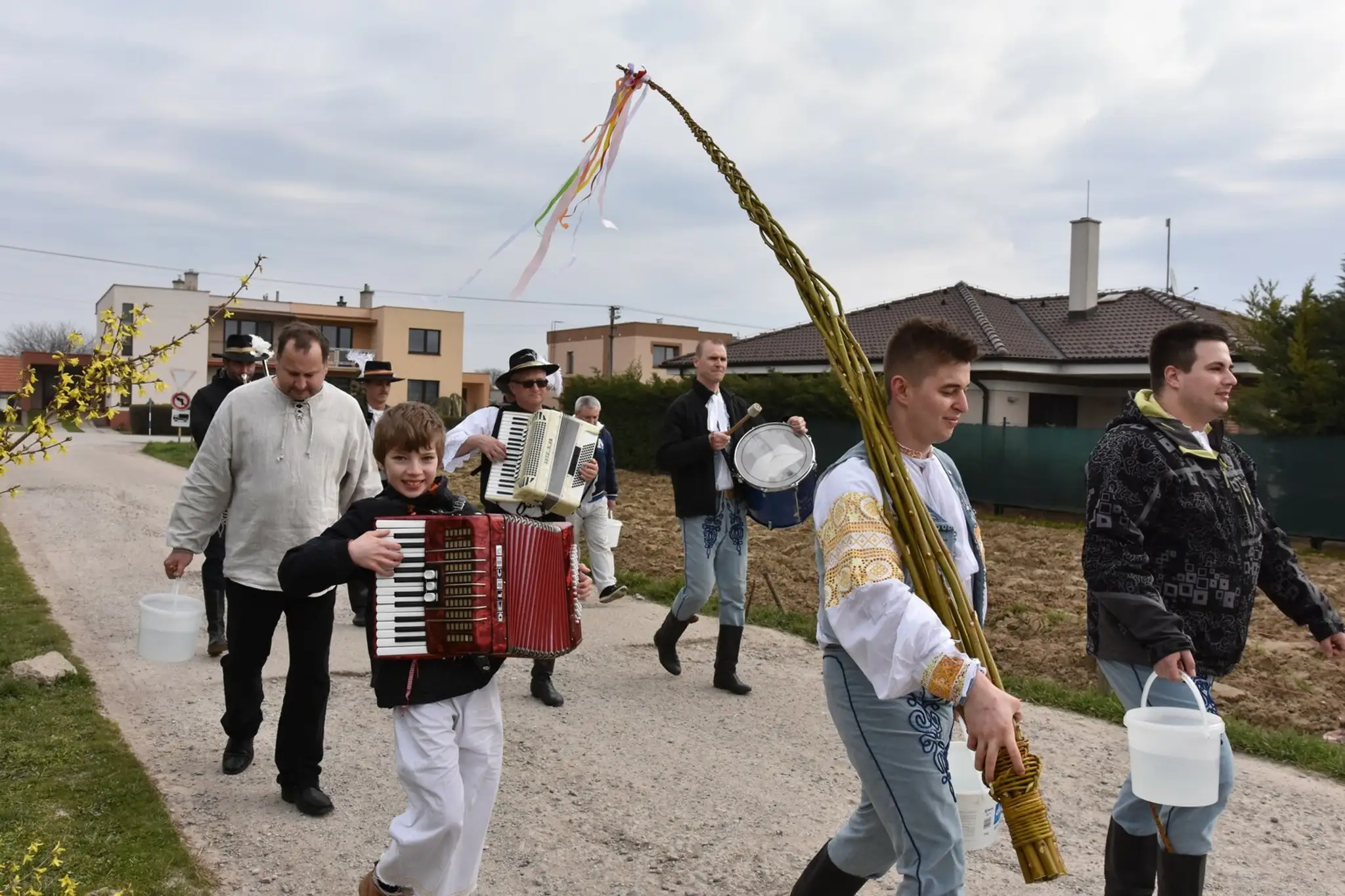 Členovia folklórneho súboru Lusk a dychovej hudby Borovienka, ktorí ako poslední dodržiavajú v obci Krakovany tradície a každoro
