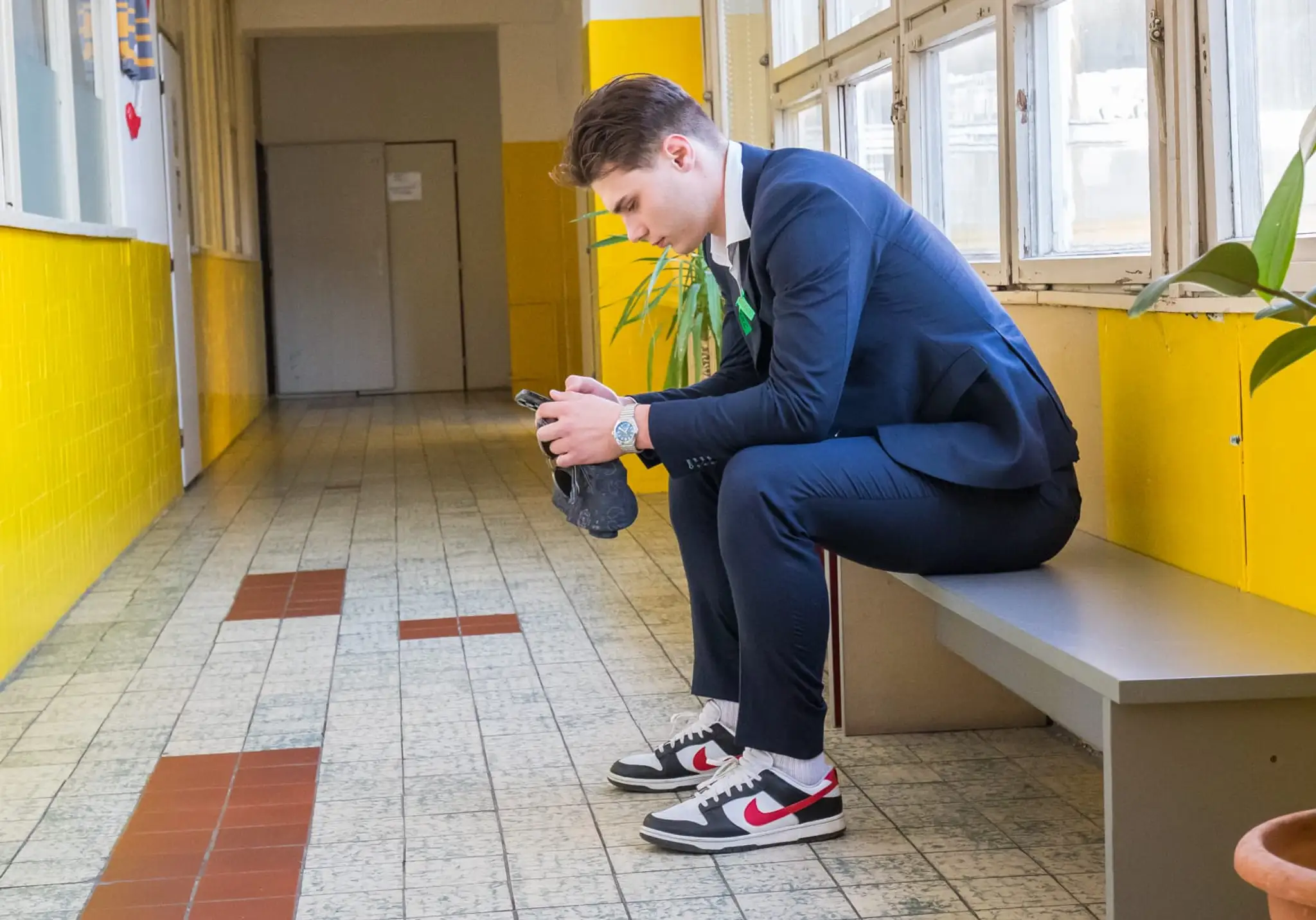 Jednotka NHL draftu je tiež len človek a musí absolvovať maturitu.