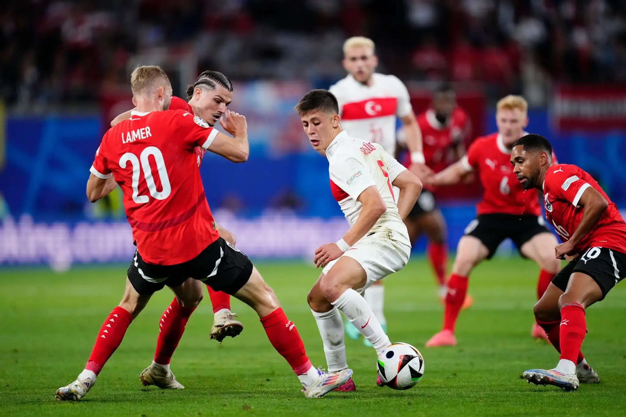 Arda Guler obkľúčený futbalistami Rakúska.