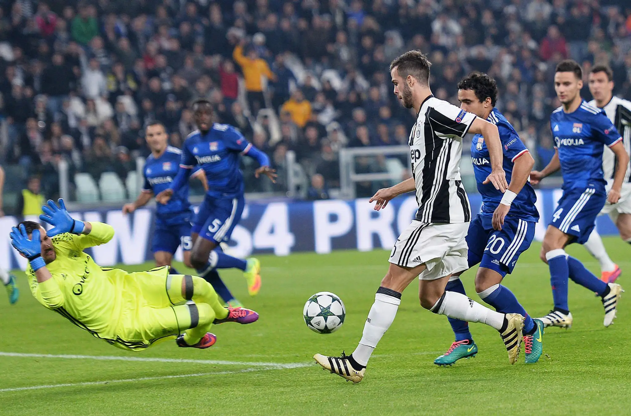 Miralem Pjanic (Juventus) strieľa na bránu Olympique Lyon.