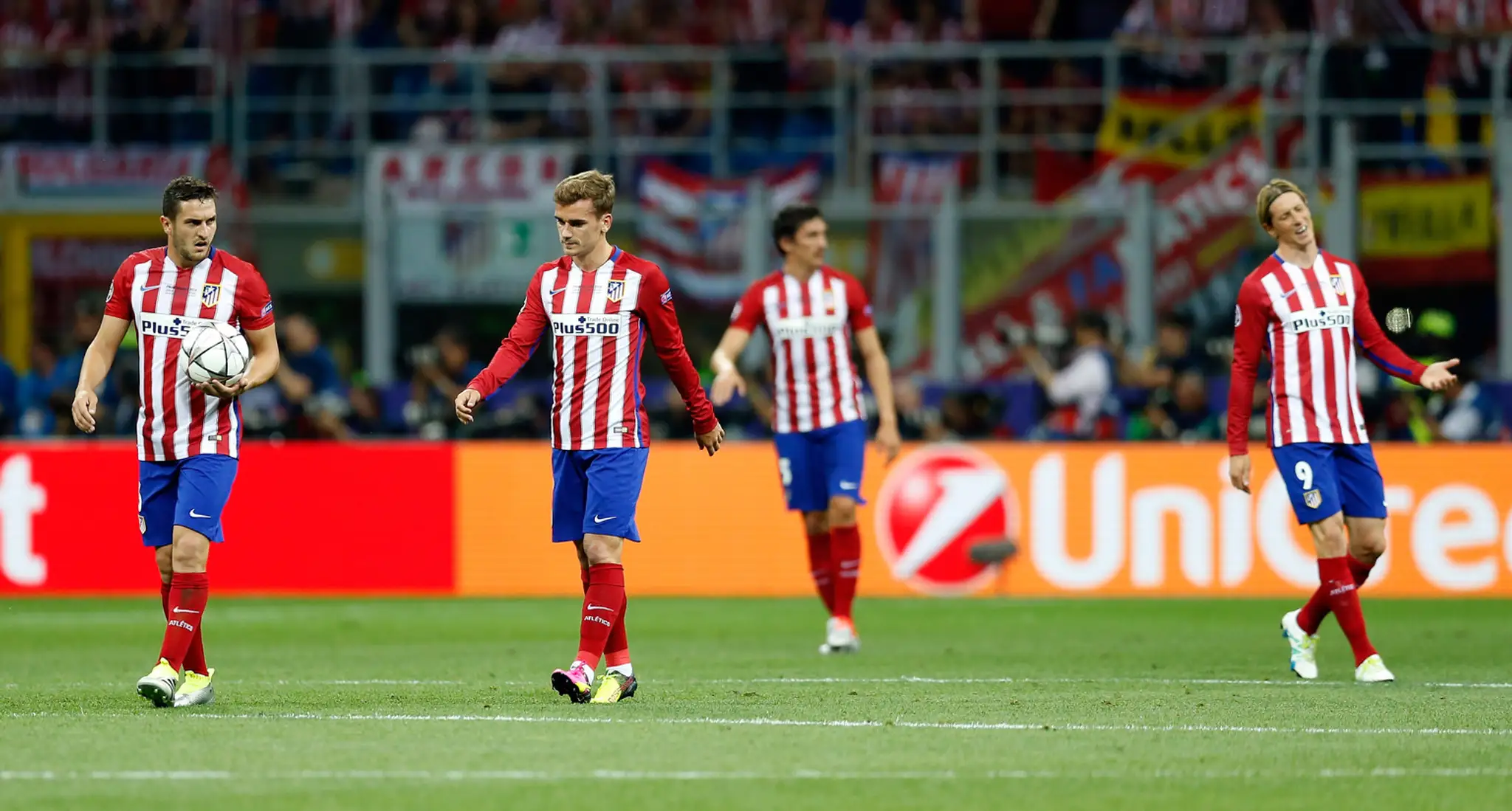 Futbalisti Atletica Madrid po inkasovaní úvodného gólu vo finále Ligy majstrov proti Realu Madrid.