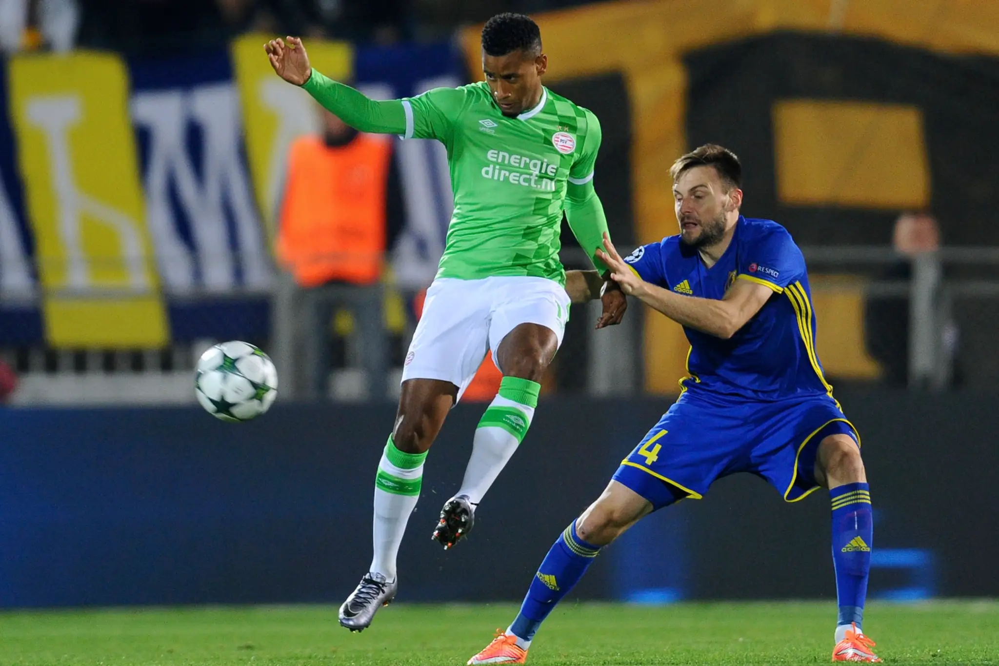 Útočník PSV Eindhoven Luciano Narsingh (vľavo) v súboji s Vladimirom Granatom z FK Rostov v zápase LM.