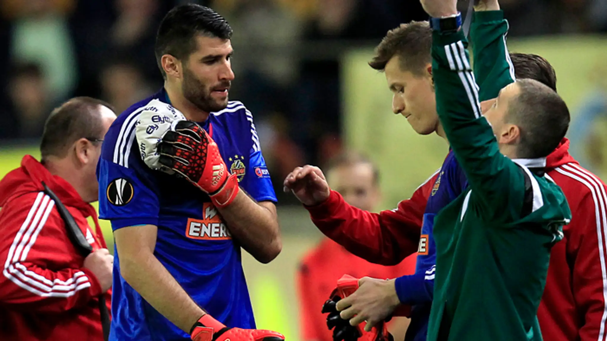 Reprezentačný brankár a klubu Rapid Viedeň Ján Novota si drží poranené rameno.