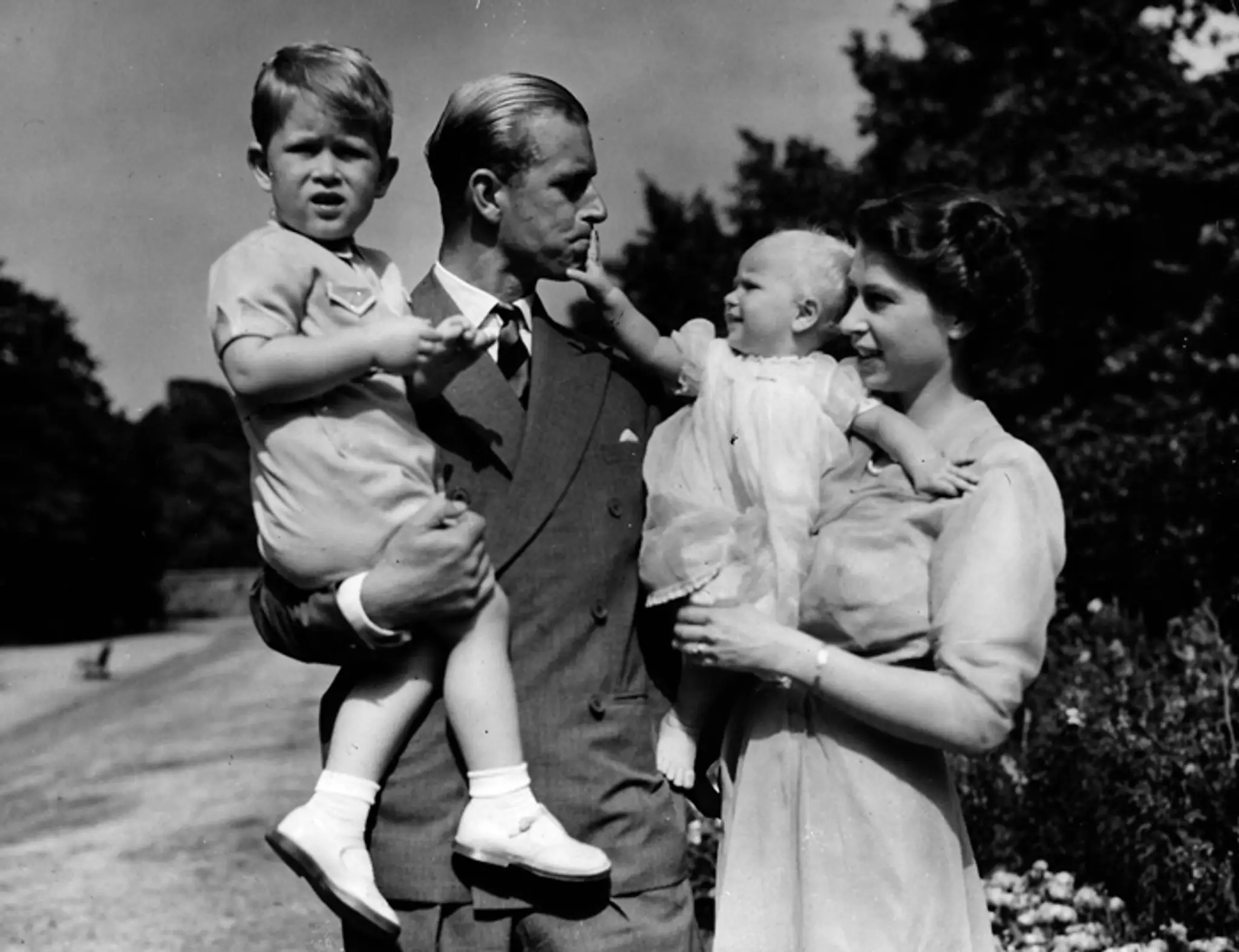 Na snímke z augusta 1951 princezná Alžbeta svo svojím manželom princom Philipom s deťmi - princom Charlesom a princeznou Annou.