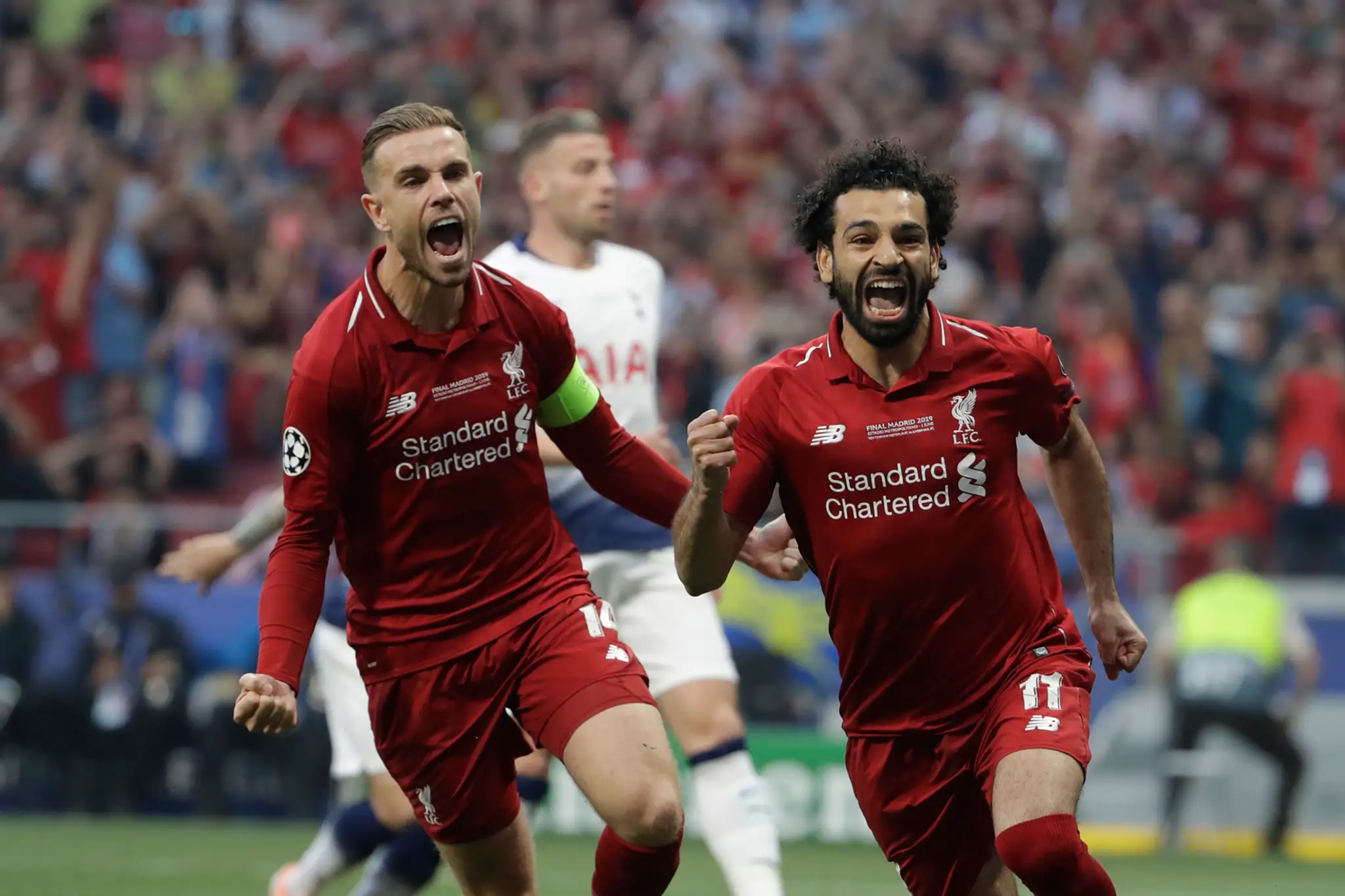 James Milner (v strede) z Liverpoolu diskutuje s rozhodcom Damirom Skominom vo finále LM proti Tottenhamu.