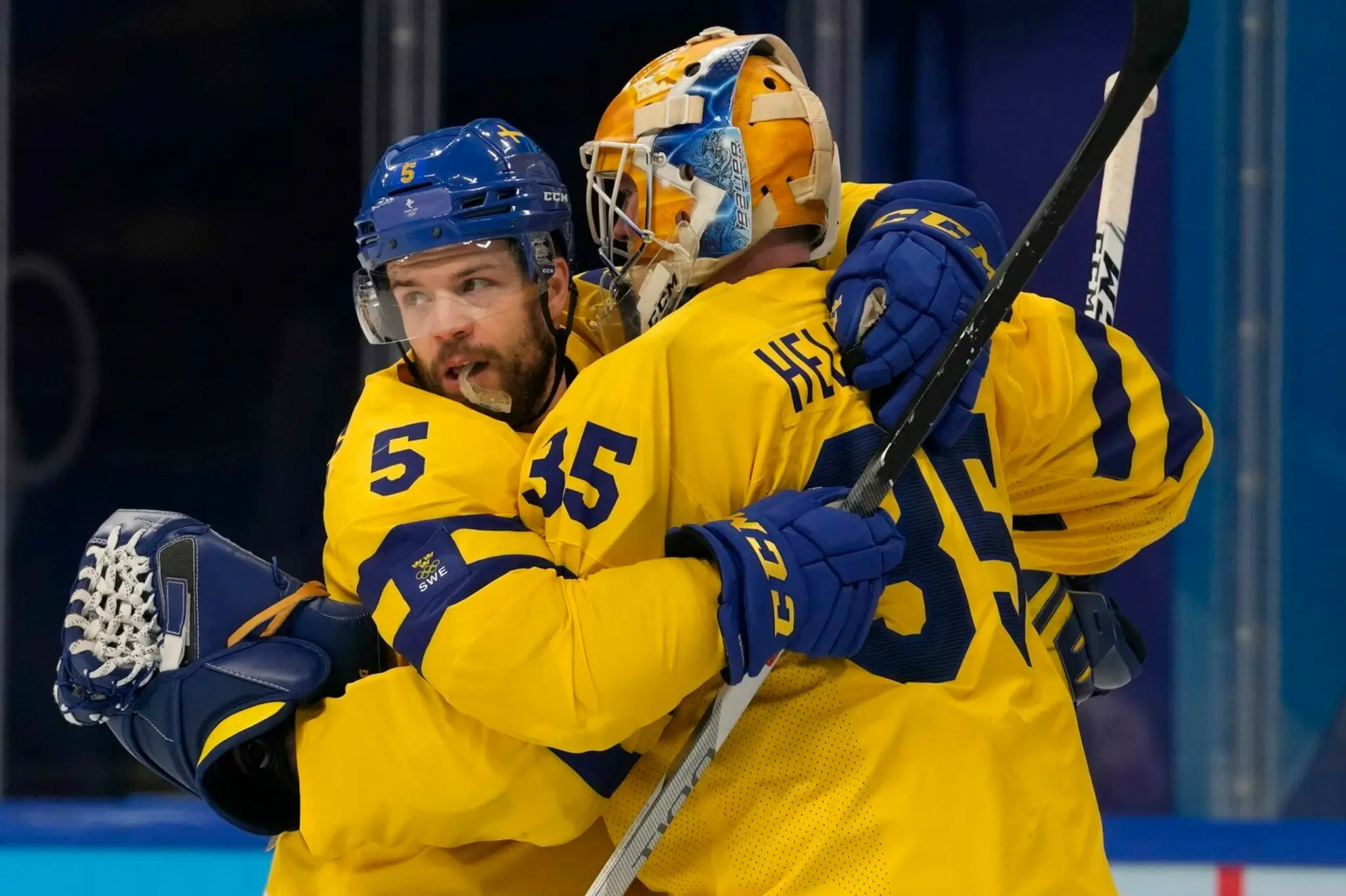 Zľava Švédi Oscar Fantenberg a Magnus Hellberg oslavujú triumf nad Slovenskom na ZOH 2022.