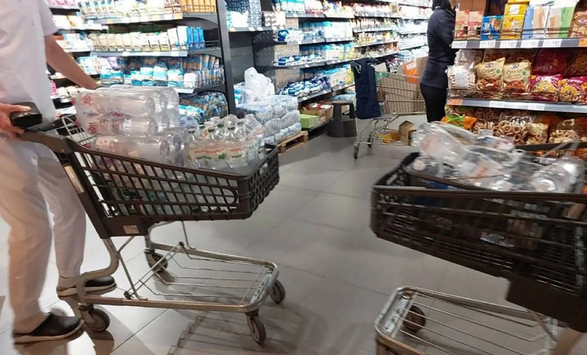 Obyvatelia mesta Kryvyj Rih skupujú balenú vodu