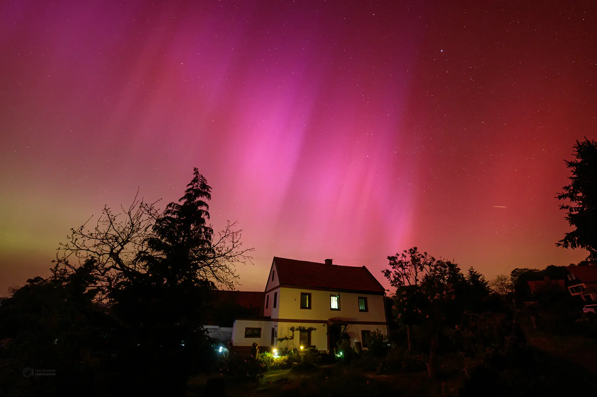 Polárna žiara i takzvaný aurorálny anjel nad obcou Záhořice.
