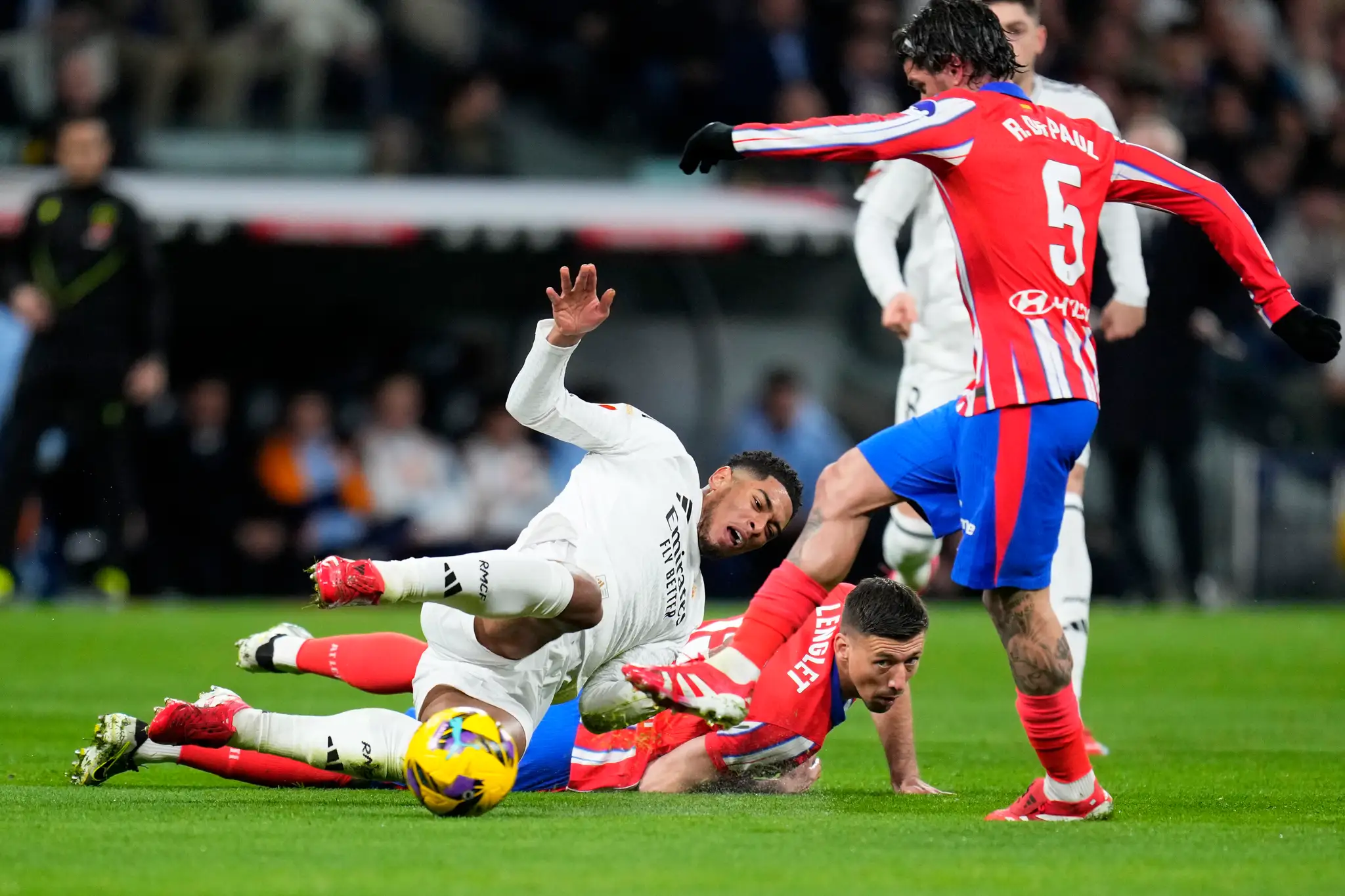 Futbalista Realu Madrid Jude Bellingham (vľavo) a hráč Atletica Madrid Clement Lenglet