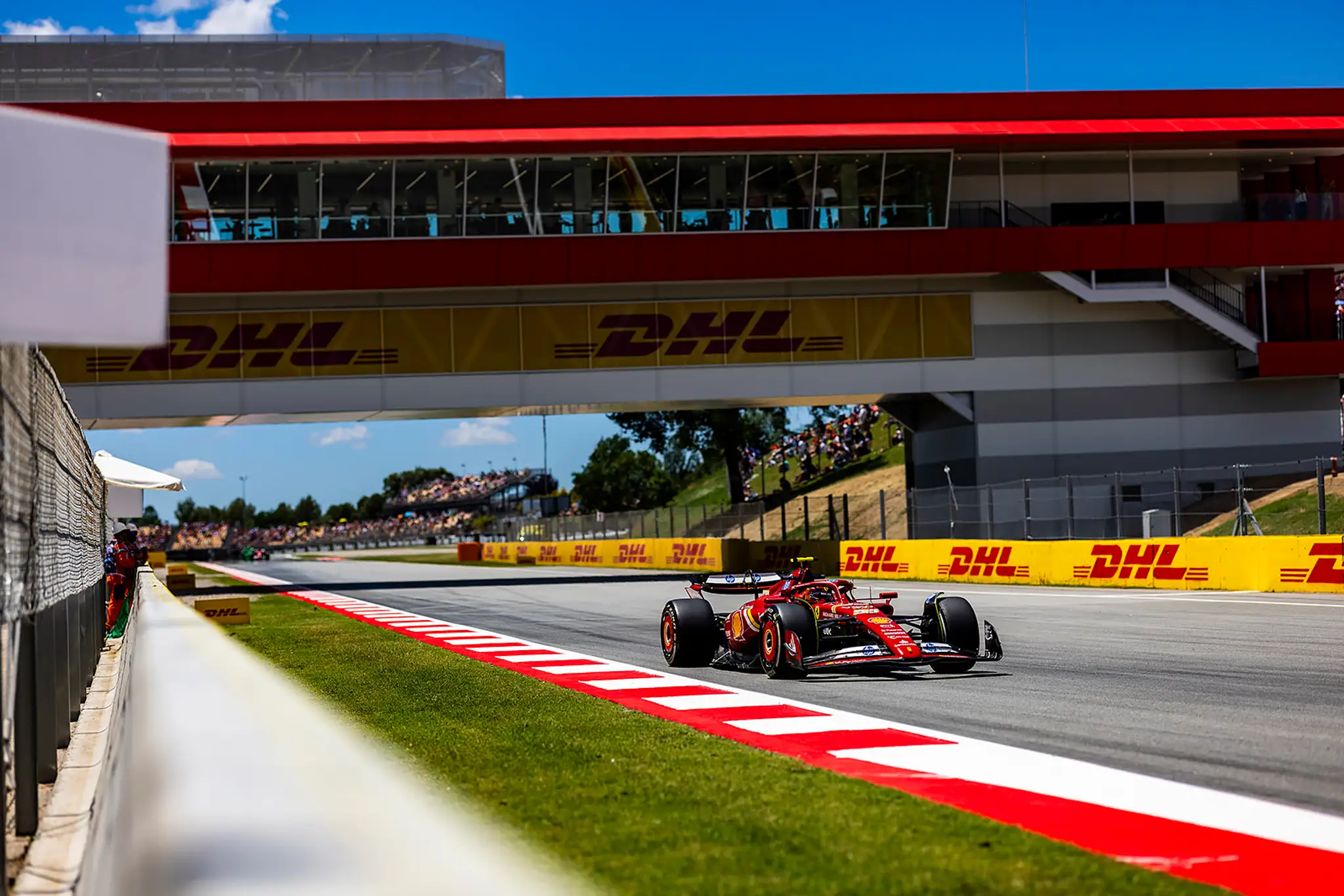 Carlos Sainz na Ferrari na okruhu v Španielsku.